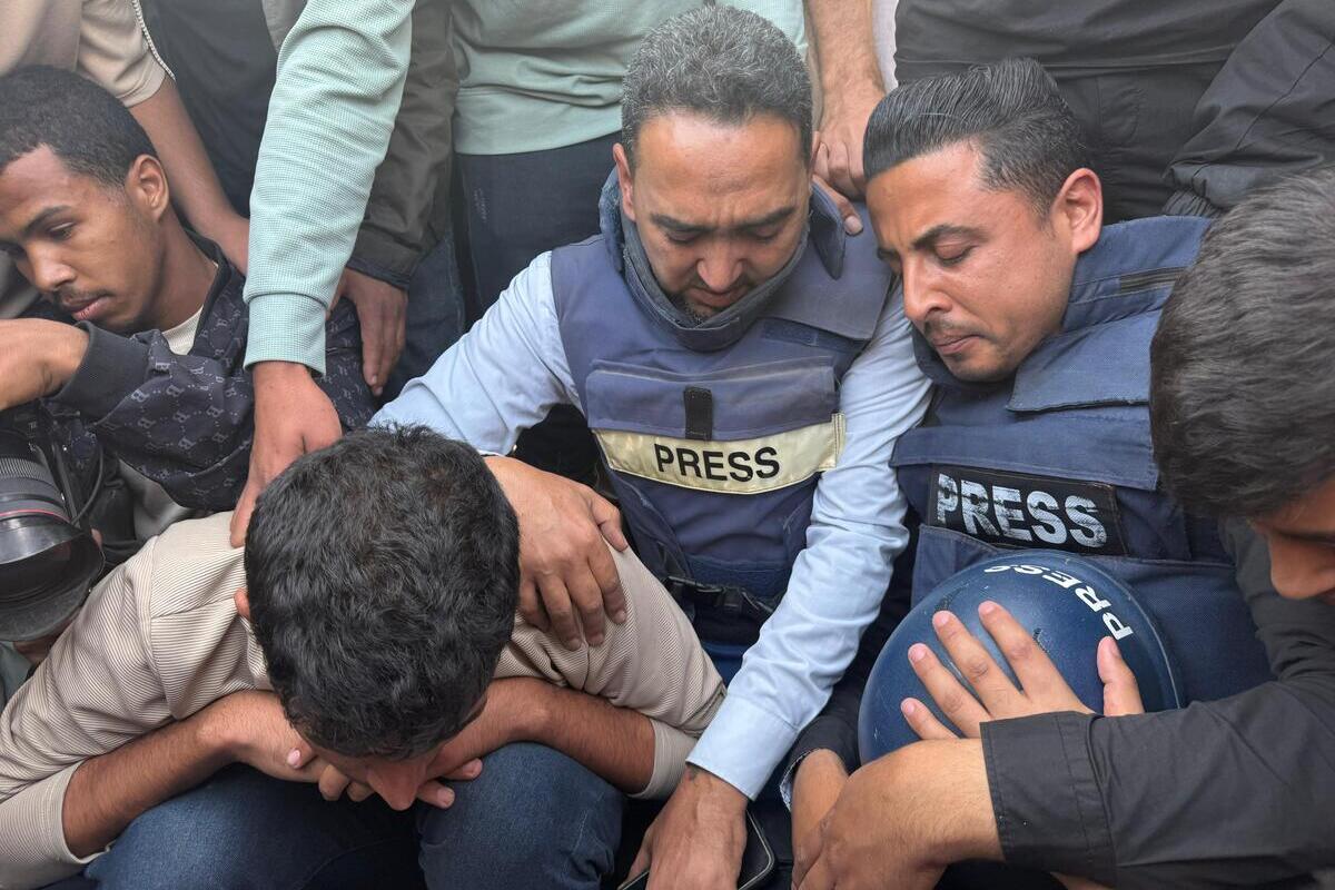أقارب الصحفي الفلسطيني حسن عبد العولفيتا إيسليه ، الذي فقد حياته بعد الهجوم الإسرائيلي على مستشفى ناصر ، حدادًا خلال حفل الجنازة في خان يونيس ، غزة في 13 مايو ، 2025.