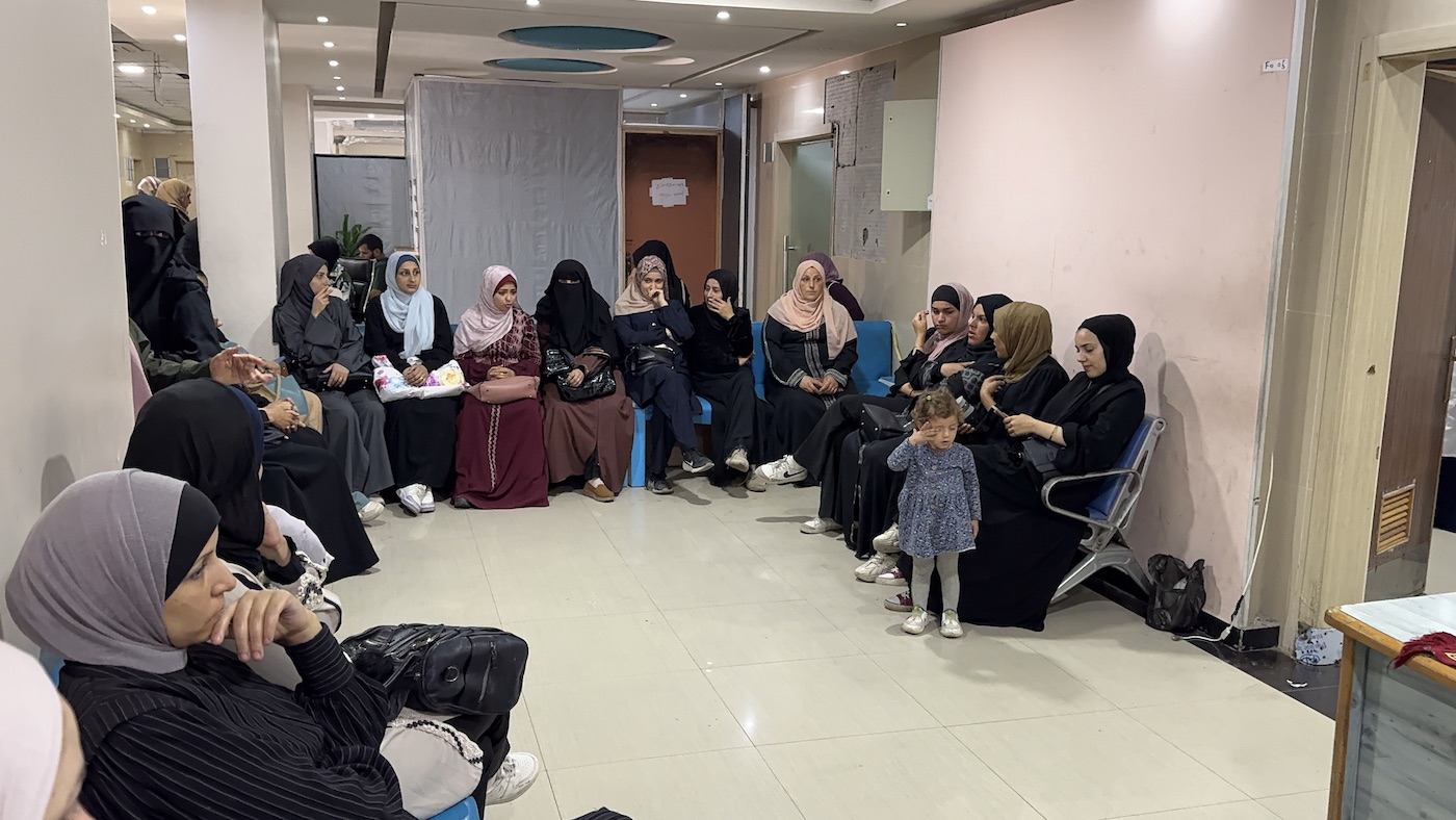 الأمهات الفلسطينيات محرومتين من الفيتامينات ، ومكملات الغذائية ، والمواد المغذية الأساسية والرعاية الطبية ، والناضل مع مضاعفات الحمل لأنها غير قادرة على الحصول على العلاجات اللازمة بسبب نقص الإمدادات الطبية والرعاية في مستشفى هيلوا في مدينة غزة ، غزة في 24 مايو ، 2025.