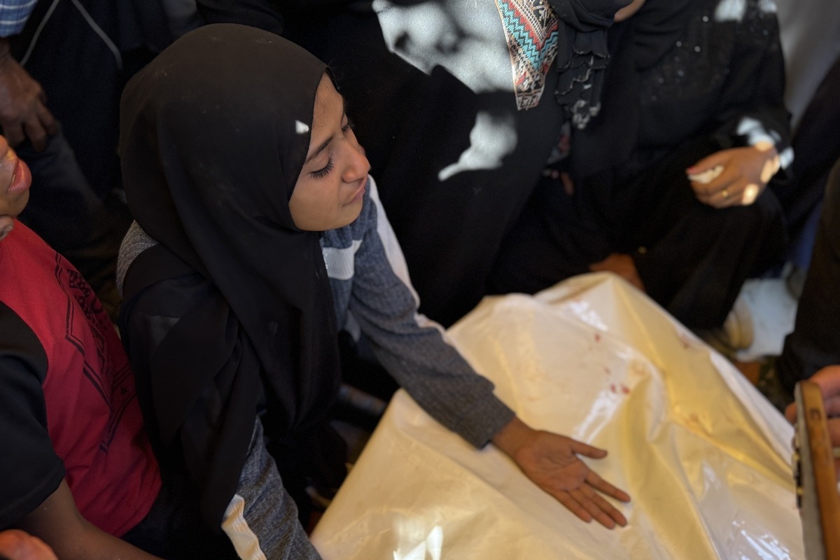 أقارب وأحباء الفلسطينيين ، الذين فقدوا حياتهم بعد أن فتحت القوات الإسرائيلية النار على حشد من الناس تجمعوا في نقطة توزيع المساعدات في منطقة الرفاه في ألم ، حدادا على مواصفاتهم في المجمع الطبي ناصر خلال إجراءات جنازة في خان يونيس ، غزة في 3 يونيو 2025.