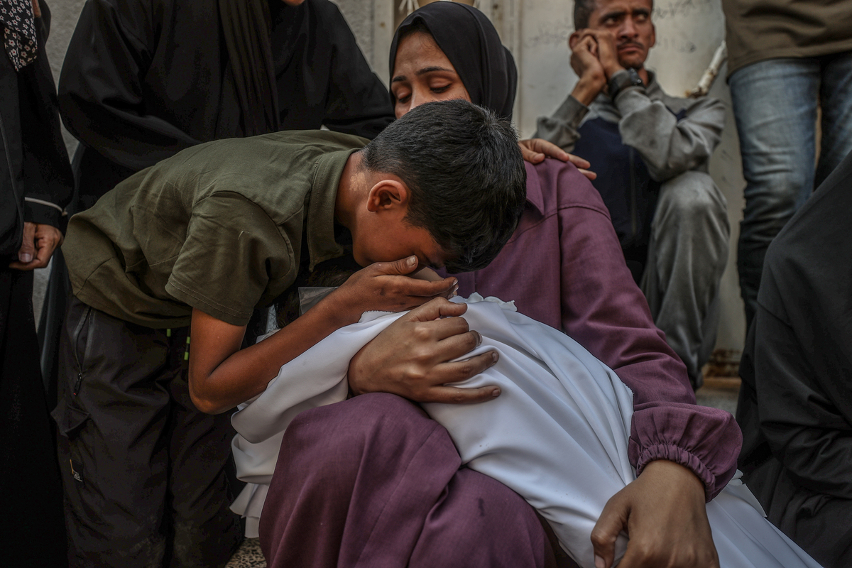 حداد الفلسطينيين على خسارتهم بالقرب من الجثث التي قتلت في هجوم إسرائيلي على الخيام المؤقتة لاستعراض المدنيين في مدينة غزة ، غزة في 04 يونيو 2025 (علي جاد الله - وكالة أندمولو)