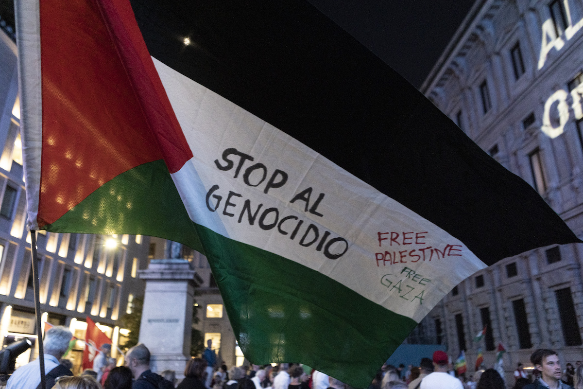 قررت الإدارة البلدية ميلانو ، في علامة تضامن مع السكان الفلسطينيين ، عرض عبارة