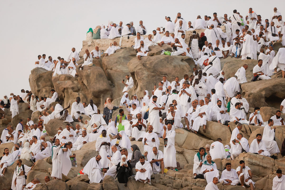 يزور الحجاج المحتملين جبل عرفات (جبل الرحمة) كمسلمين من جميع أنحاء العالم يواصلون عبادتهم للوفاء بالحج الحج في مكة ، المملكة العربية السعودية في 5 يونيو 2025.