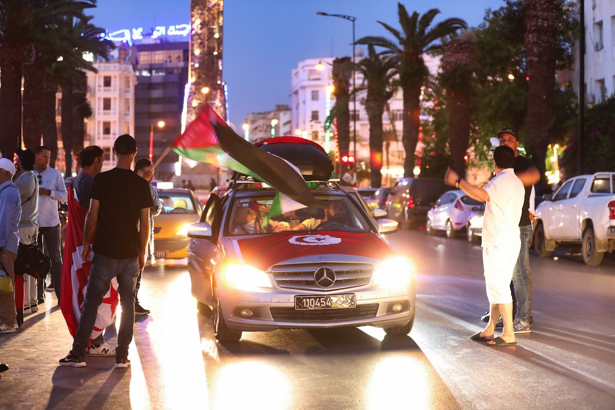 يغادر مئات الناشطين من موريتانيا والمغرب والجزائر وتونس من شارع محمد الخامس في تونس كجزء من "قافلة مقاومة المغرب" ، التي نظمت لكسر الحصار الإسرائيلية على غزة وإظهار التضامن مع الشعب الفلسطيني ، في 9 يونيو 2025.