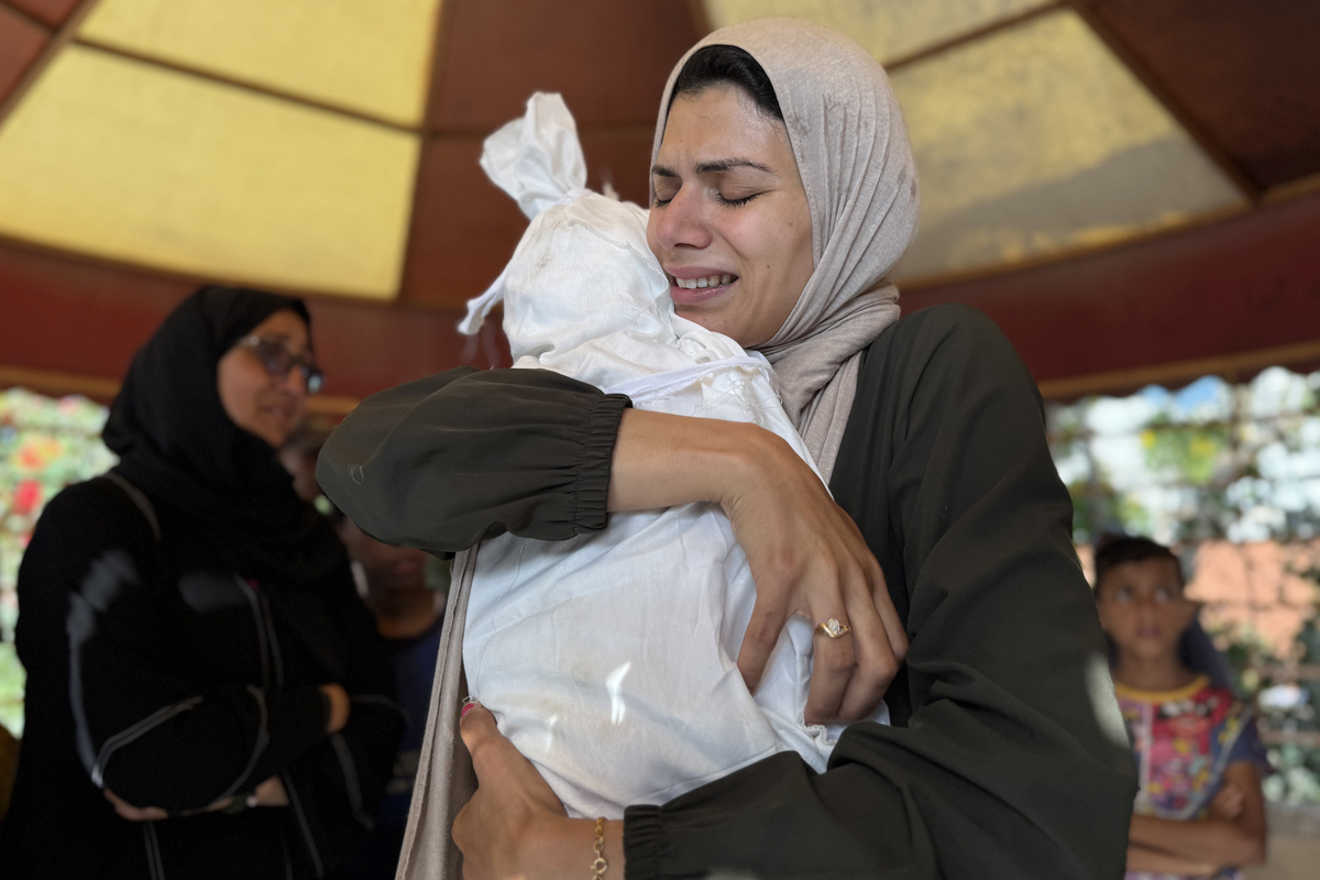الحداد الوالدين الفلسطينيين مونا العمي وعبد الله أبو داكا حدادا على وفاة ابنتهما مريم أبو داكا البالغة من العمر عامين ، التي توفيت في مستشفى ناصر في خان يونيس ، حيث كانت تتلقى العلاج وسط موارد طبية محدودة في خان يونس ، غزة في 09 يونيو ، 2025.