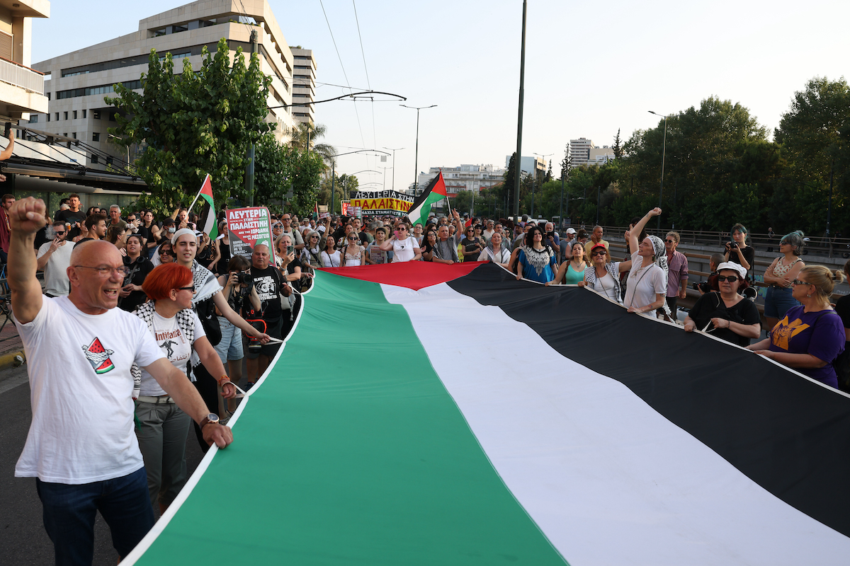الأشخاص الذين يحملون أعلام الفلسطينية ، يشاركون في مظاهرة ضد عملية إسرائيل على متن سفينة 
