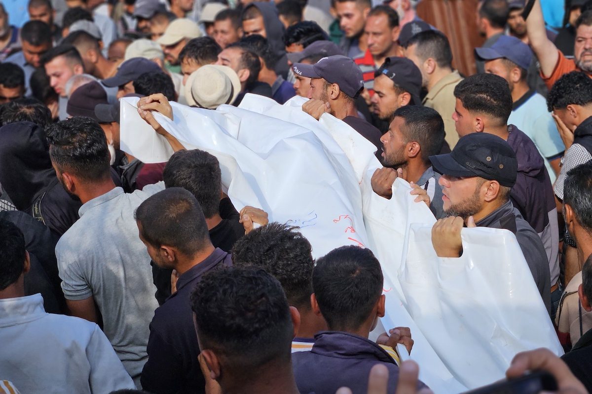 يحمل الفلسطينيون جثة قتلت في خيام مؤقتة من قبل هجوم الطائرات بدون طيار الإسرائيلية في خان يونيس ، غزة في 10 يونيو 2025. (هاني الشاير - وكالة Anadolu)