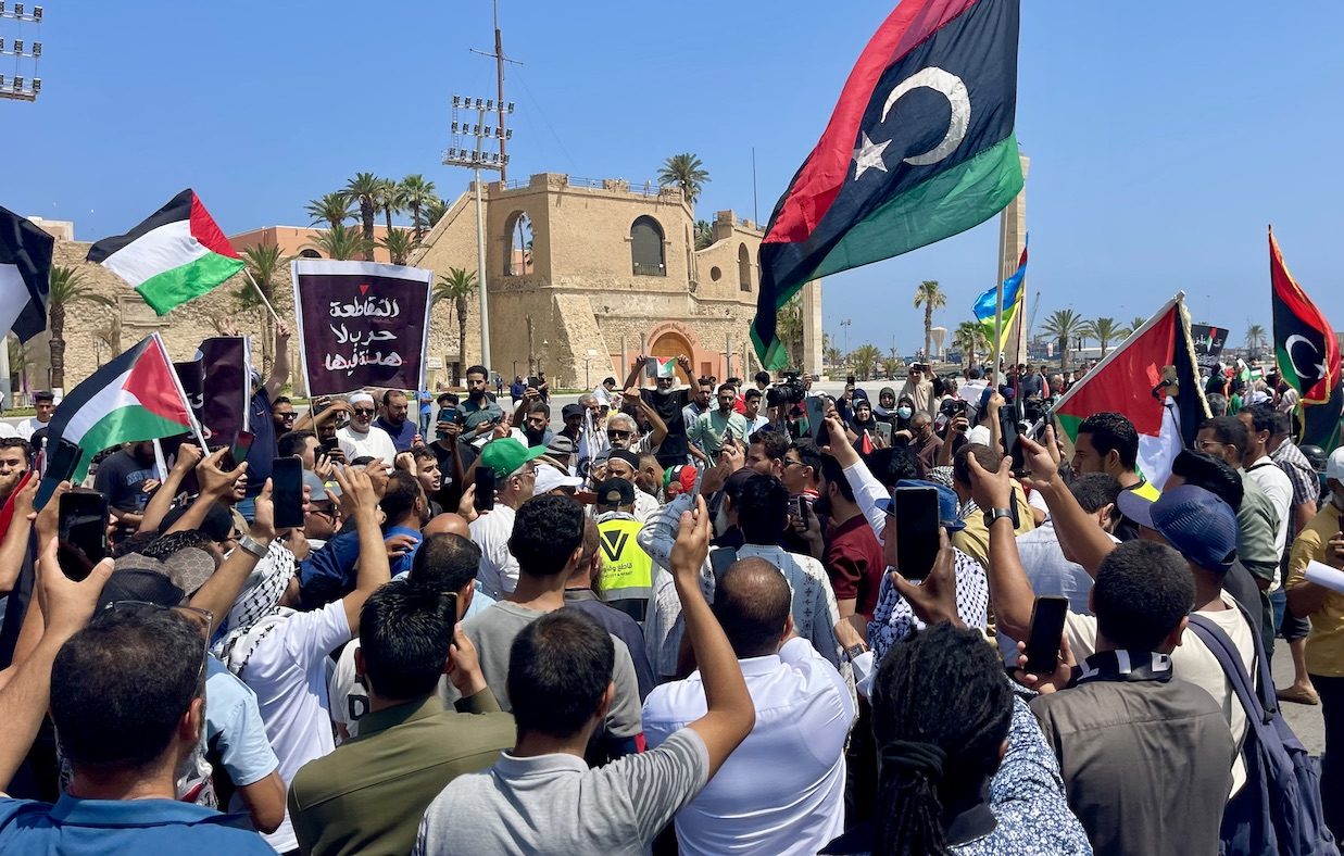 يرحب الليبيون قافلة مقاومة المغرب ، التي شرعت في كسر الحصار على غزة ، في ميدان الشهداء في طرابلس ، ليبيا في 11 يونيو 2025. (Hazem Turkia - Anadolu Agency)