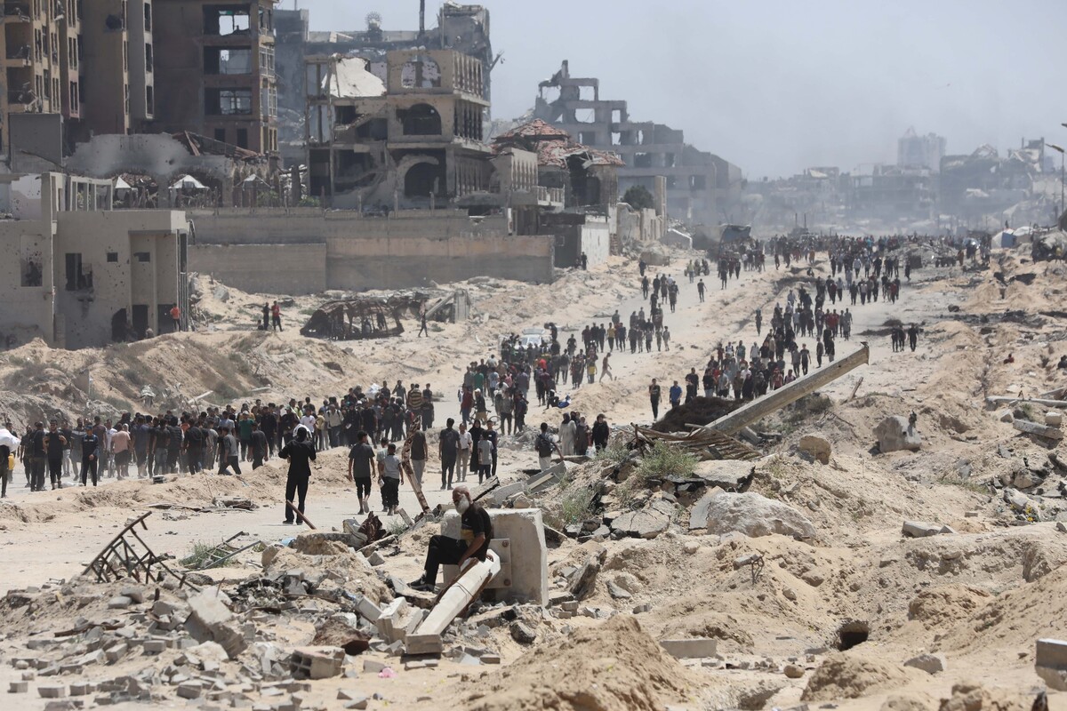 يتجمع الفلسطينيون على طول الطريق الساحلي في منطقة السودانيا في شمال غزة وهم ينتظرون لتلقي المساعدات الإنسانية التي من المتوقع أن تدخل من خلال معبر زيكيم ، في 12 يونيو 2025 في غزة. (Mahmoud ̇ssa - ANADOLU Agency)