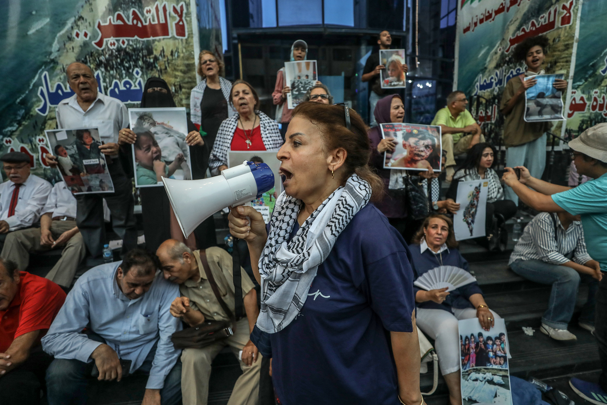مجموعة كبيرة من الناس ، معظمهم من الناشطين التونسيين ، يظهرون لدعم المسيرات العالمية في غزة ، يتجمعون أمام نقابة الصحفيين المصريين في القاهرة ، مصر في 12 يونيو 2025 (محمد إلشهيد - وكالة أنادوولو)