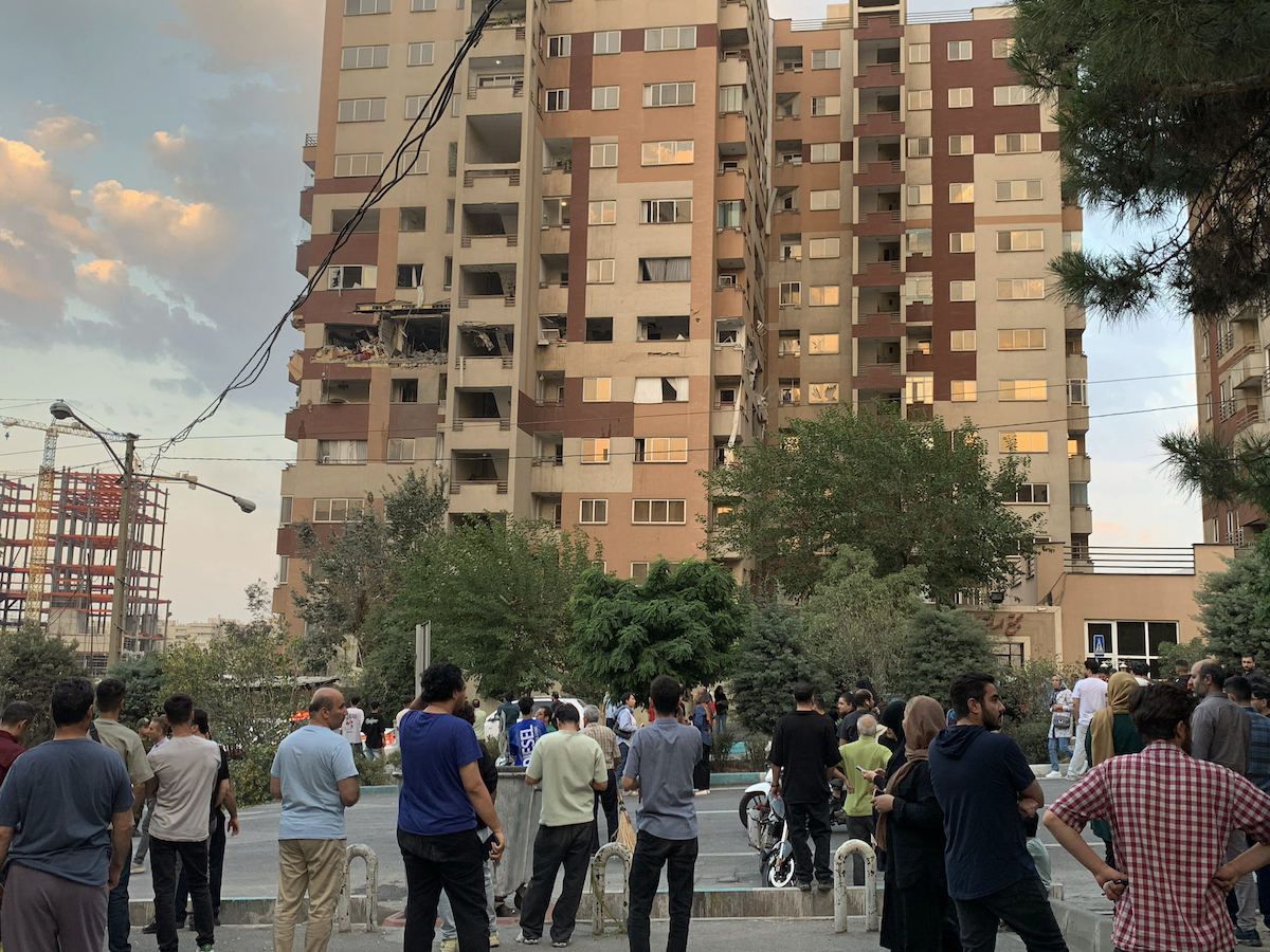 منظر لمبنى تالف في شارع فرحزادي في العاصمة الإيرانية ، طهران ، بعد هجوم ، في 13 يونيو 2025.
