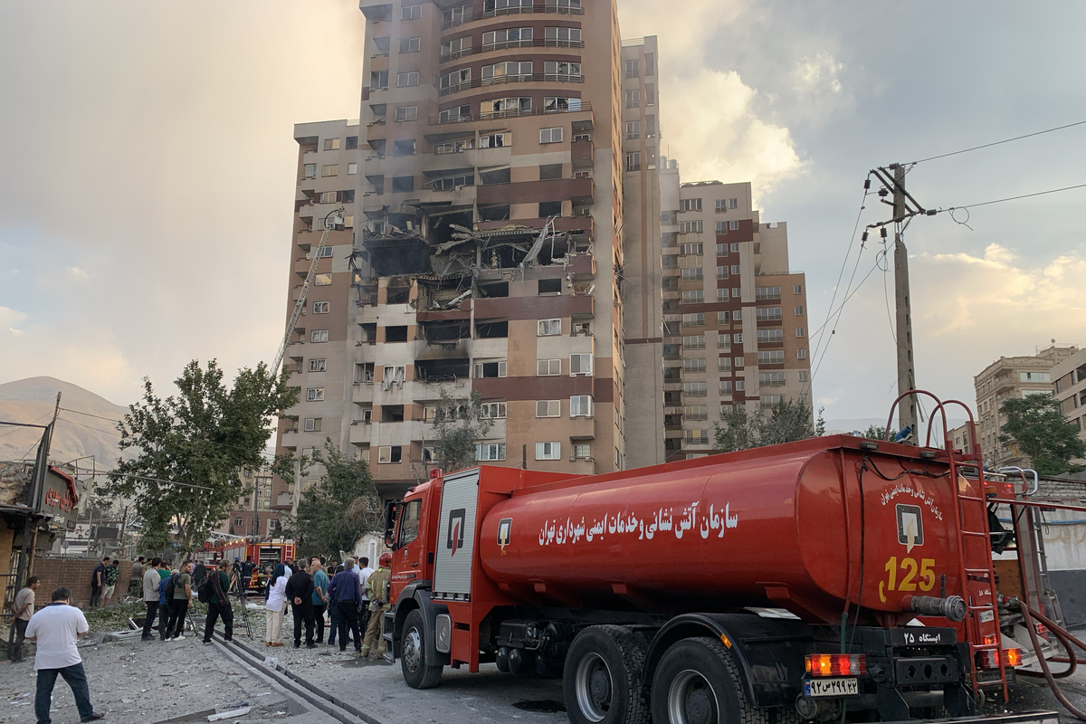 منظر لمبنى تالف في العاصمة الإيرانية ، طهران ، بعد هجوم ، في 13 يونيو 2025.