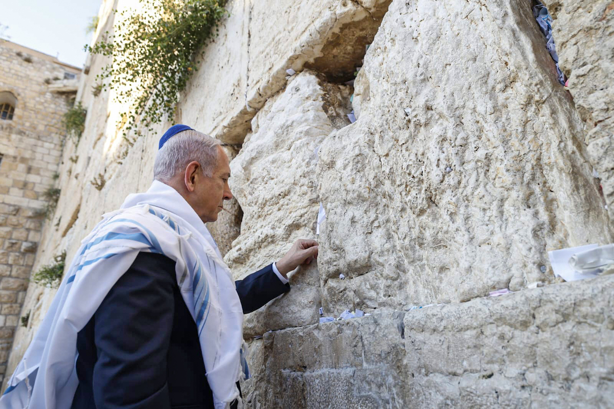 يزور رئيس الوزراء الإسرائيلي بنيامين نتنياهو الجدار الغربي (البورق) في القدس في 12 يونيو 2025.
