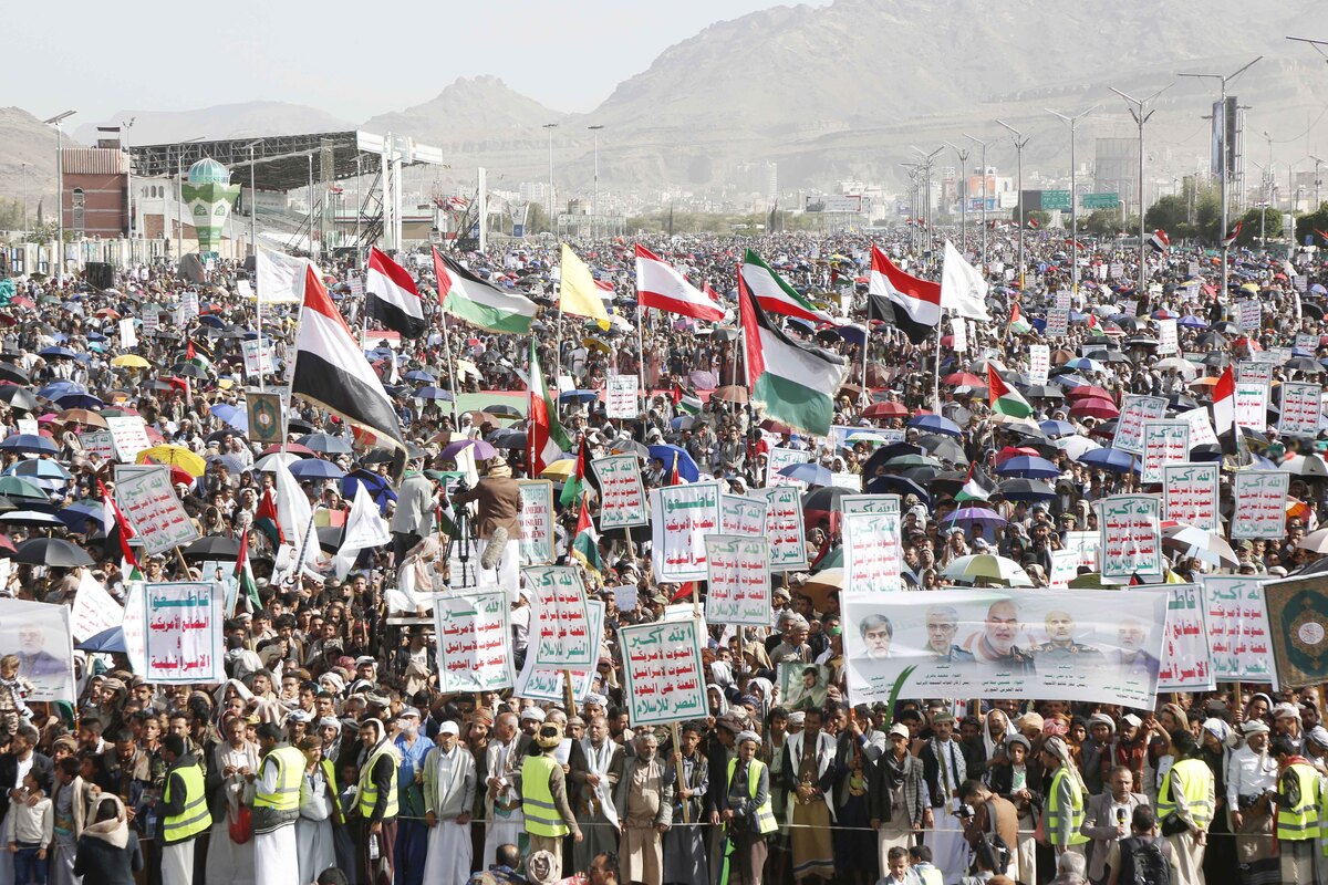 المئات من الأشخاص الذين يحملون الأعلام الفلسطينية والإيرانية ، يجتمعون في ميدان سيبين لتنظيم مظاهرة تحتج على هجمات إسرائيلية على غزة وإيران ، في سانا ، اليمن في 13 يونيو 2025.