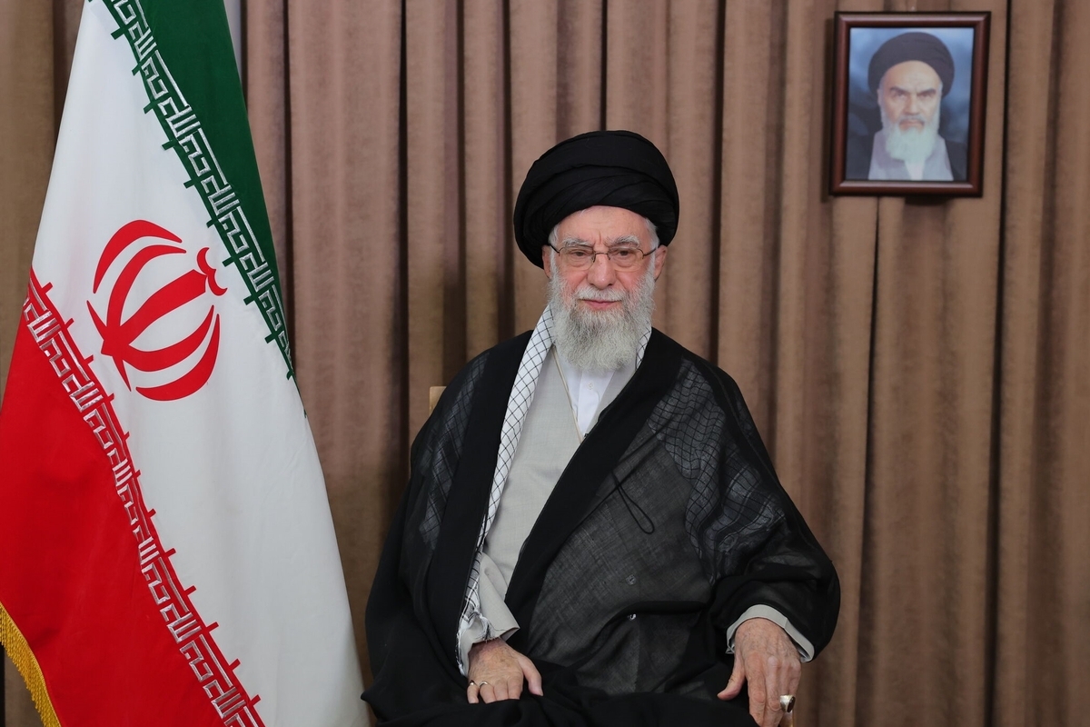 يخاطب الزعيم الأعلى الإيراني علي خامناي الأمة في البث التلفزيوني الحكومي الإيراني في طهران ، إيران في 13 يونيو 2025.