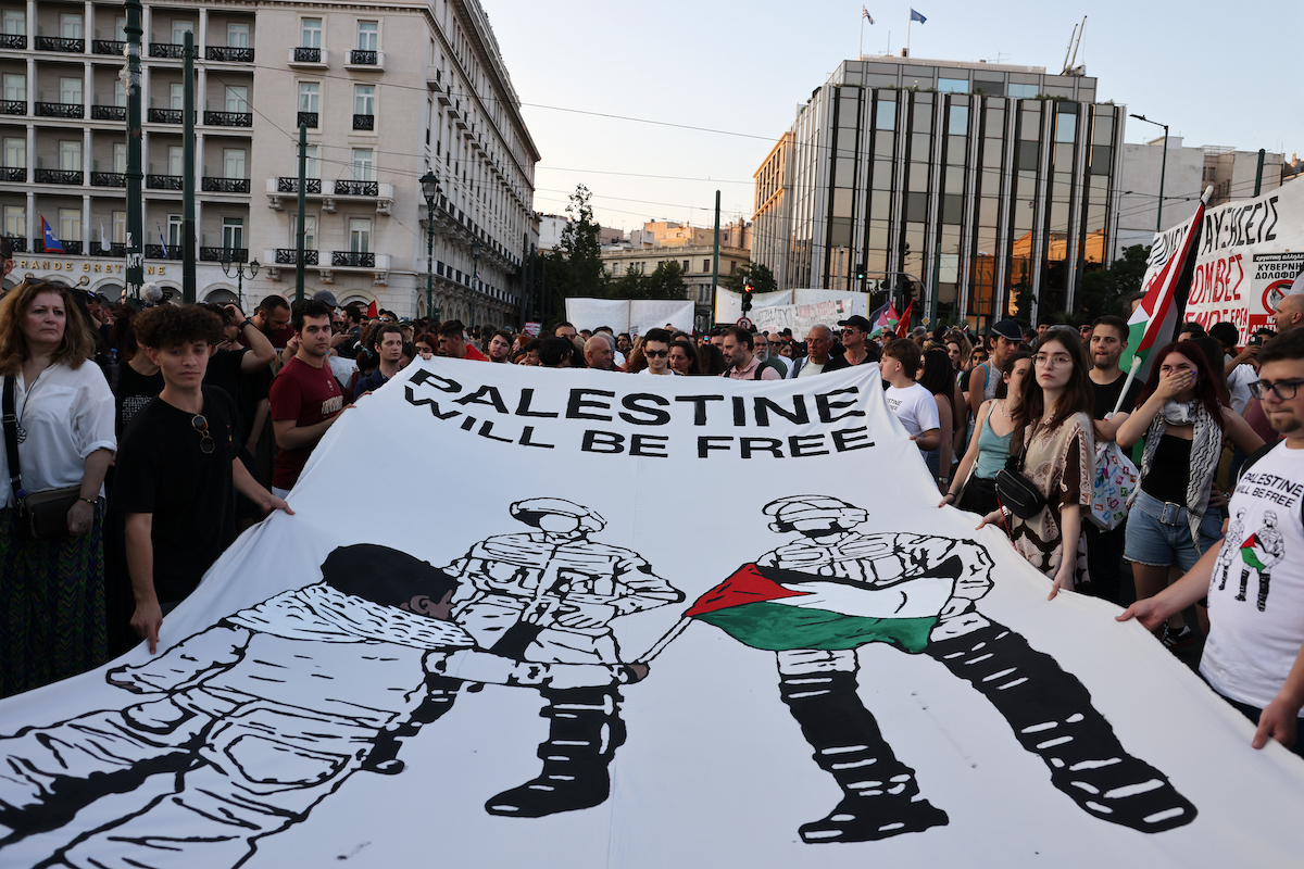 يشارك الناس في مظاهرة مؤيدة للفلسطينية خارج مبنى البرلمان في أثينا ، اليونان ، في 15 يونيو 2025.