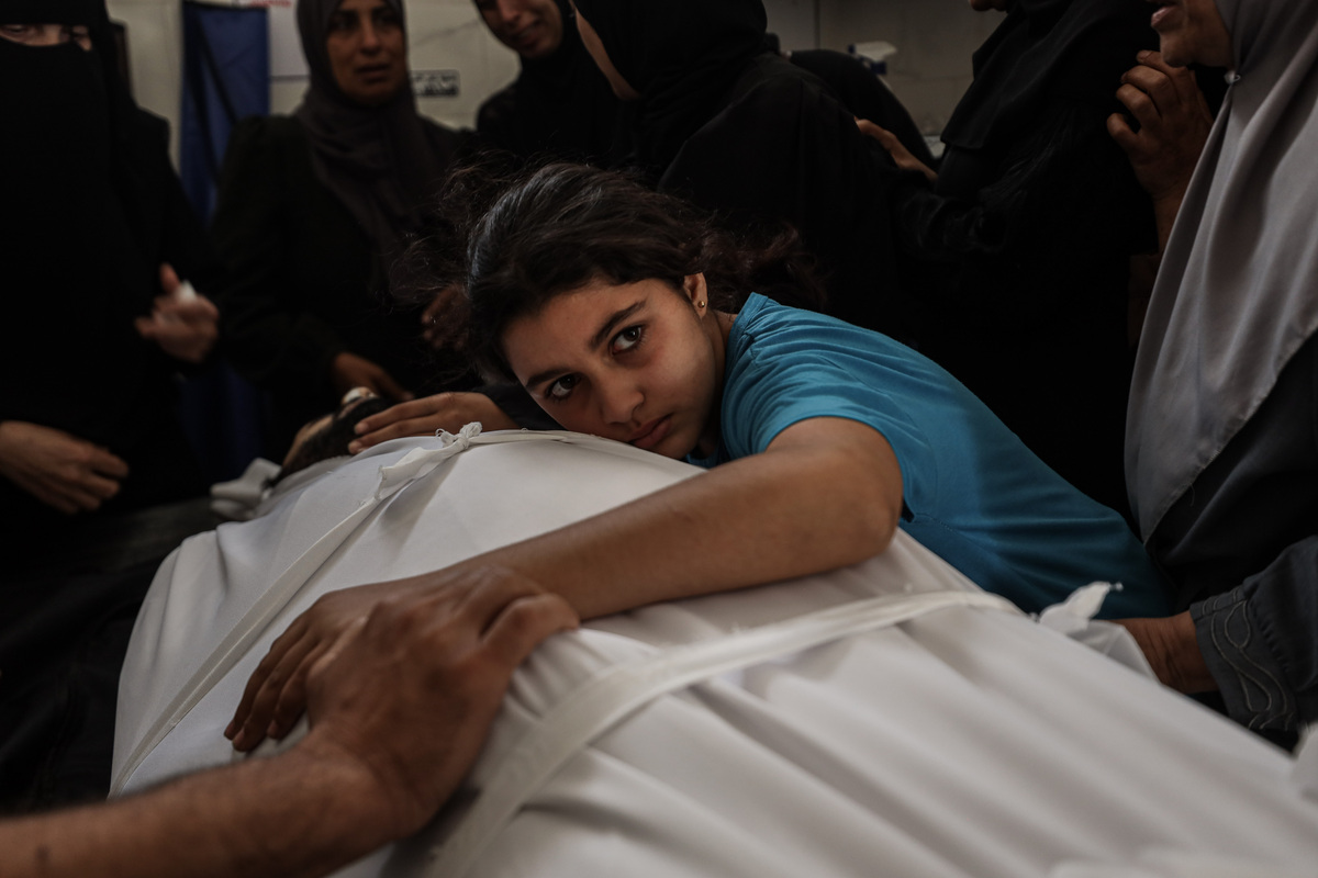 تحزن فتاة فلسطينية بينما يسترجع أقارب الجثث من مستشفى المشرحة في شيفا للحصول على صلاة الجنازة والدفن ، بعد ضربات الجيش الإسرائيلي التي تستهدف قارب الصيد وعدة مواقع في غزة في 16 يونيو 2025.