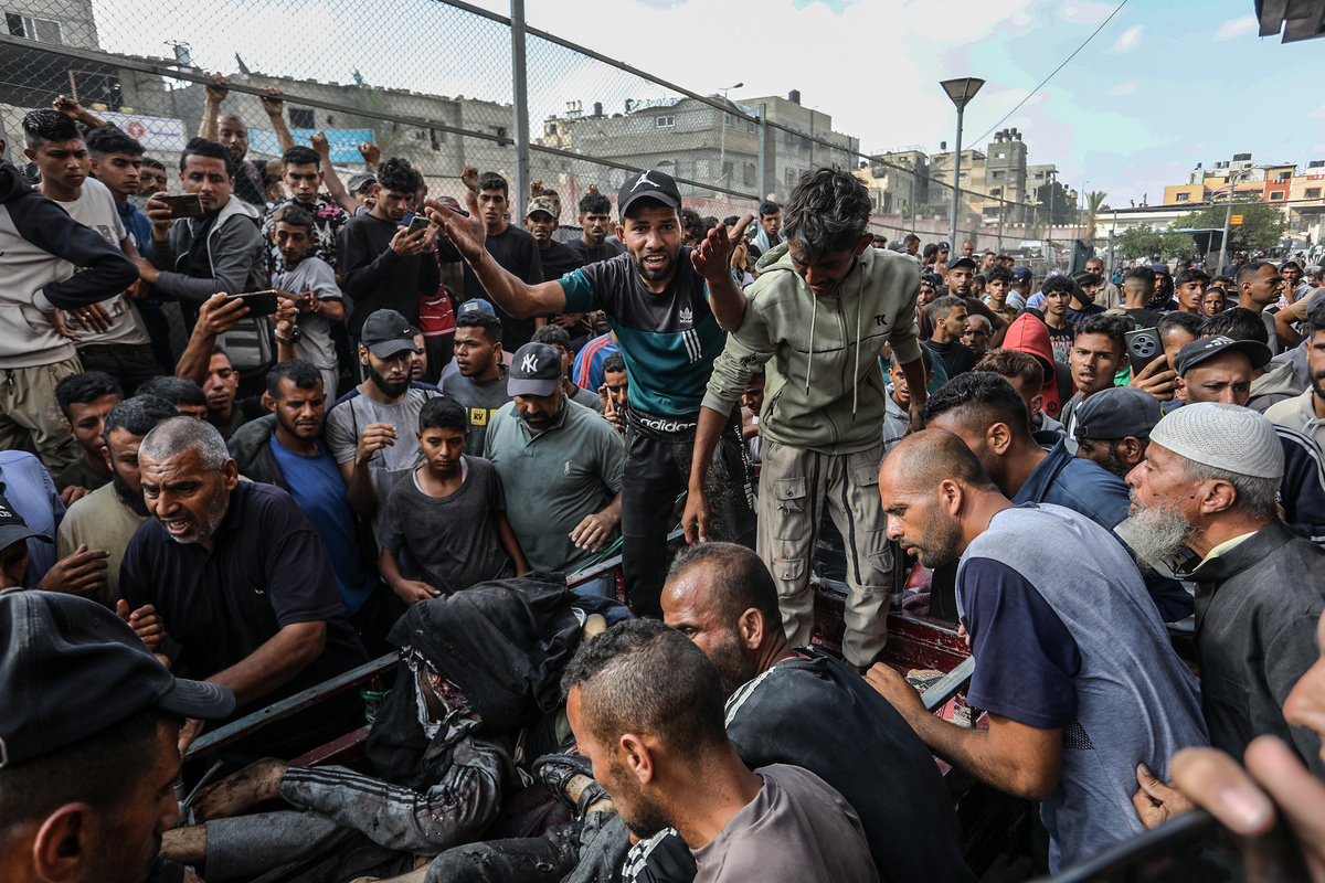 يتم إحضار الفلسطينيين المصابين إلى مستشفى ناصر للعلاج الطبي بعد الهجوم الإسرائيلي على الفلسطينيين الذين ينتظرون لتلقي المساعدات الإنسانية في خان يونيس ، غزة في 17 يونيو 2025.