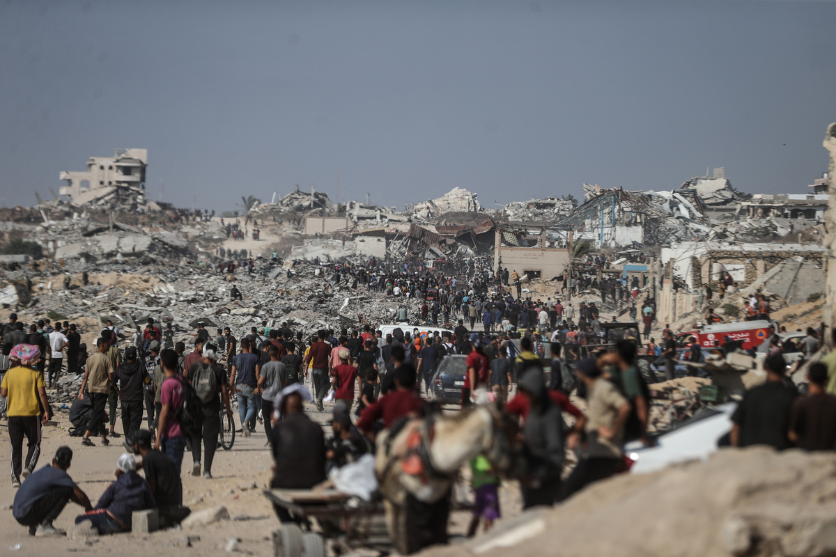 يتجمع الفلسطينيون على طول الطريق الساحلي في منطقة السودانيا في شمال غزة وهم ينتظرون لتلقي المساعدات الإنسانية المتوقع أن يدخل من خلال معبر زيكيم ، في 17 يونيو 2025 في غزة. (علي جاد الله - وكالة anadolu)