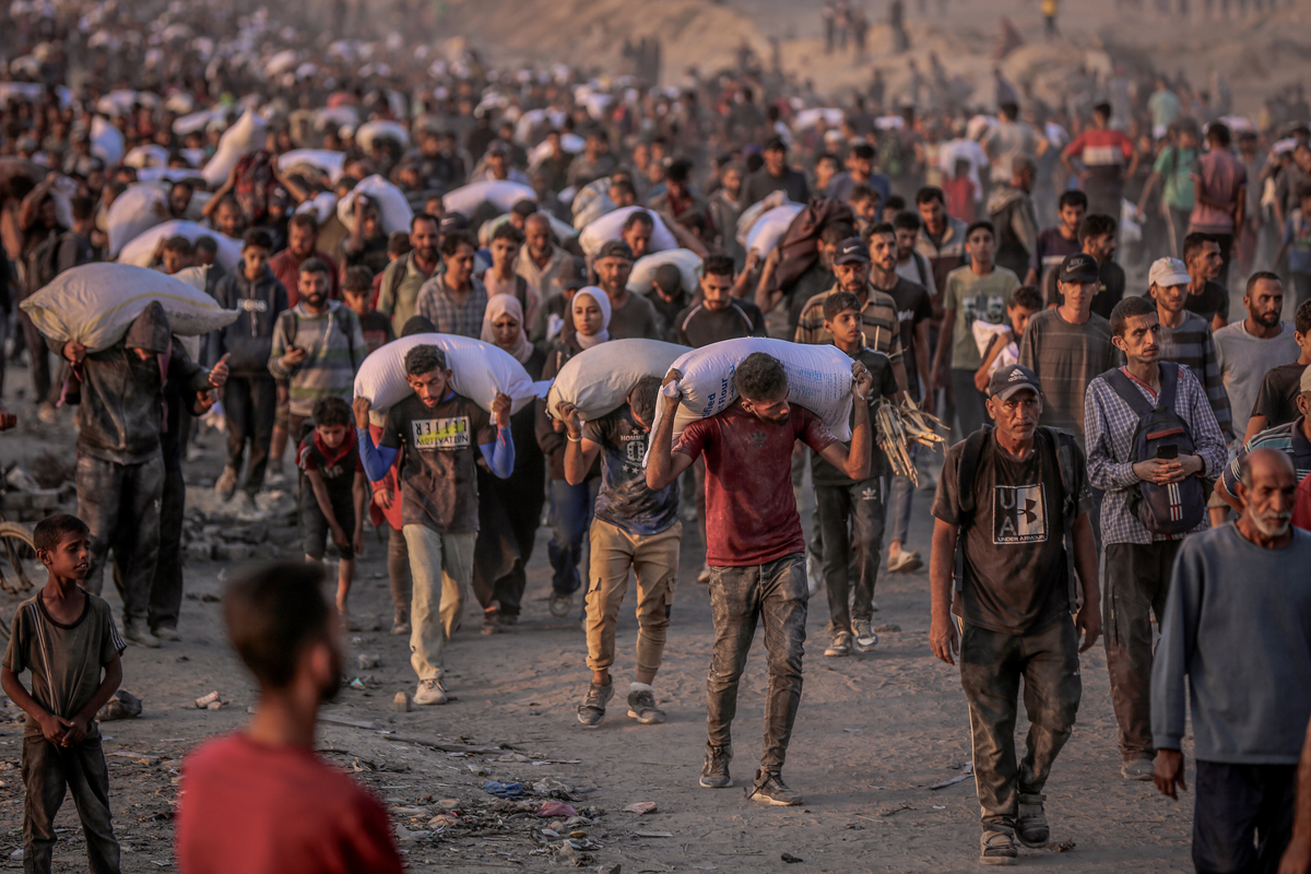 يتدفق الفلسطينيون إلى مركز الإغاثة الذي أنشأته الولايات المتحدة ومؤسسة غزة الإنسانية التي تقودها إسرائيل على الطريق الساحلي في منطقة السودانية لتلقي حزمة الطعام في مدينة غزة الشمالية ، غزة في 17 يونيو 2025. (سعيد MMT Jaras - وكالة Anadolu)