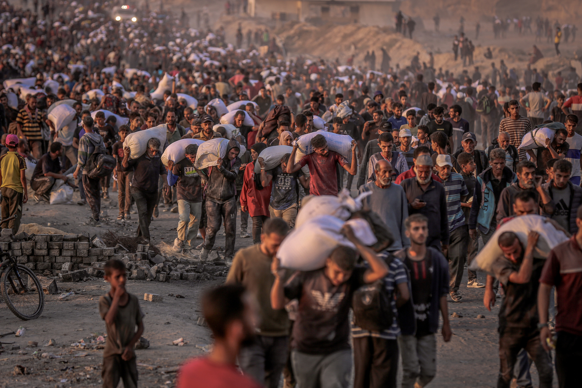 يتدفق الفلسطينيون إلى مركز الإغاثة الذي أنشأته الولايات المتحدة ومؤسسة غزة الإنسانية التي تقودها إسرائيل على الطريق الساحلي في منطقة السودانية لتلقي حزمة الطعام في مدينة غزة الشمالية ، غزة في 17 يونيو 2025. (سعيد MMT Jaras - وكالة Anadolu)