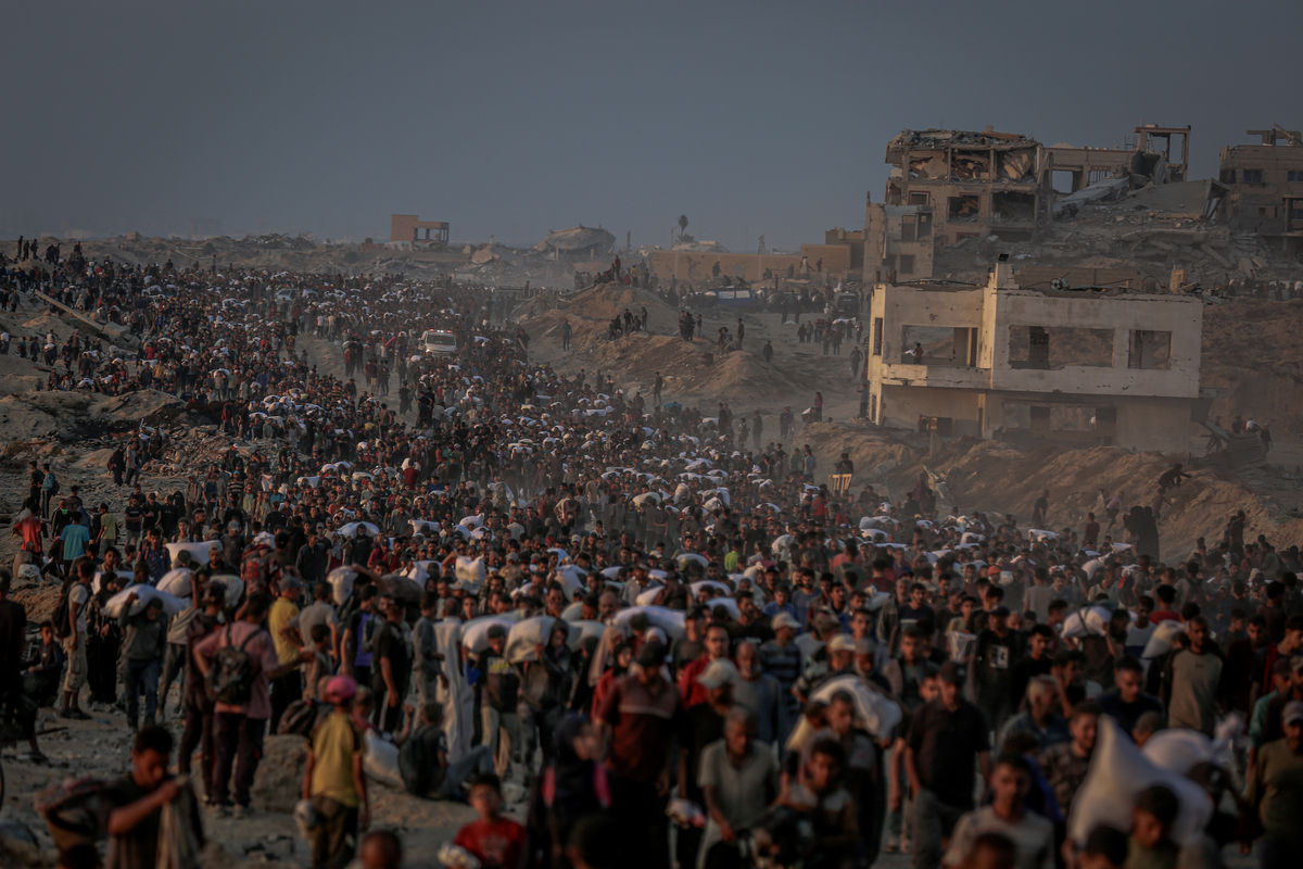 يتدفق الفلسطينيون إلى مركز الإغاثة الذي أنشأته الولايات المتحدة ومؤسسة غزة الإنسانية التي تقودها إسرائيل على الطريق الساحلي في منطقة السودانية لتلقي حزمة الطعام في مدينة غزة الشمالية ، غزة في 17 يونيو 2025. (سعيد MMT Jaras - وكالة Anadolu)