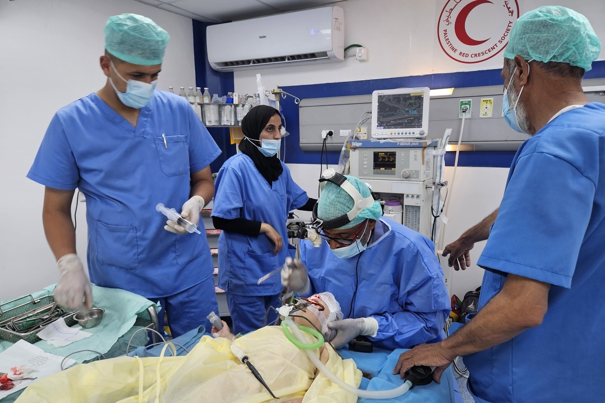 منظر من المستشفى الميداني حيث يتلقى المرضى علاجًا طبيًا في خان يونيس ، غزة في 18 يونيو 2025. (هاني الشاير - وكالة Anadolu)