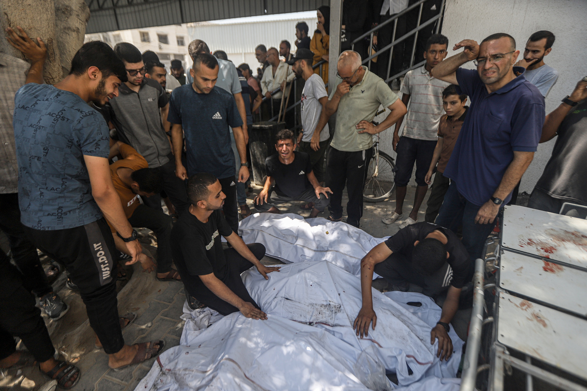 يتم إحضار الفلسطينيين ، بمن فيهم الأطفال الذين فقدوا حياتهم إلى مستشفى الشيفا لإجراءات الجنازة بعد هجوم عسكري إسرائيلي في مدينة غزة ، غزة في 19 يونيو 2025.