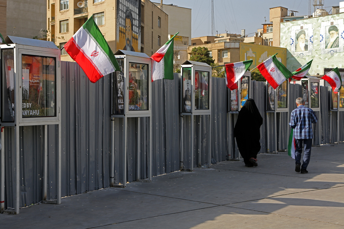 يتم عرض صور للمدنيين والمسؤولين الإيرانيين رفيعي المستوى الذين فقدوا حياتهم في الهجمات الإسرائيلية.