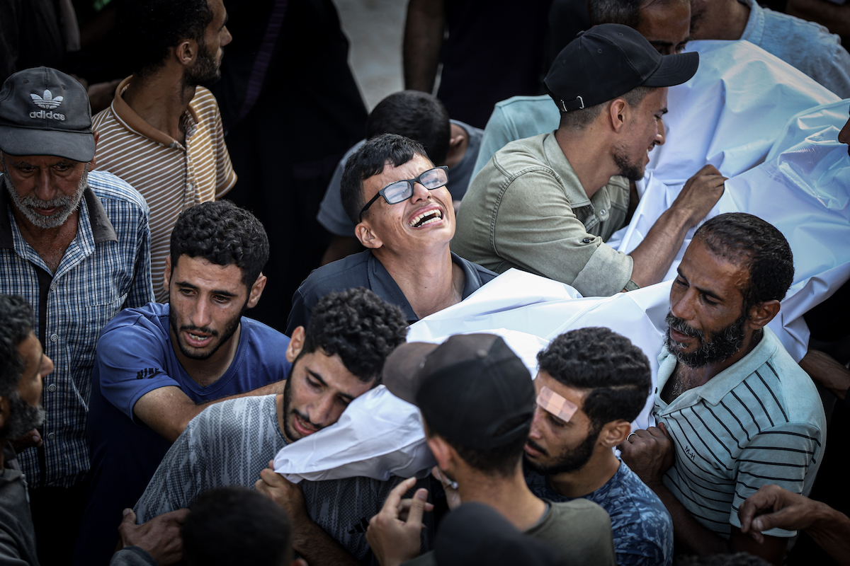الأقارب والأحباء من الفلسطينيين ، الذين فقدوا حياتهم في هجمات إسرائيلية على خيمة للنازحين بالقرب من تقاطع سارايا ، حدادا على أحبائهم خلال حفل الجنازة الذي أقيم في مستشفى شيفا في مدينة غزة ، غزة في 19 يونيو 2025 (خمس ألفي - وكالة أنادوولو))