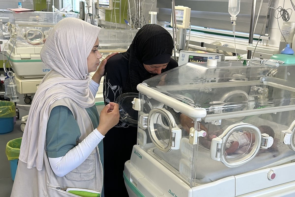 يتم علاج الأطفال الخدجين وسط هجمات إسرائيلية في مستشفى ناصر لأنهم معرضون لخطر نقص الأدوية واللوازم الطبية وصيغة الرضع في خان يونيس ، غزة في 19 يونيو 2025. (Doaa Albaz - ANADOLU)