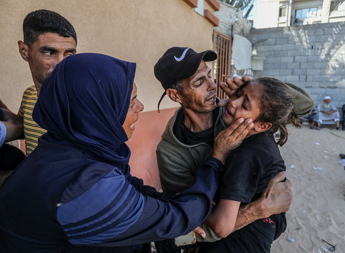 يتم إحضار جثث الفلسطينيين الذين فقدوا حياتهم في غارة جوية إسرائيلية في منطقة ماواسي إلى مستشفى ناصر لإجراءات الجنازة ، في خان يونيس ، غزة ، في 21 يونيو 2025.