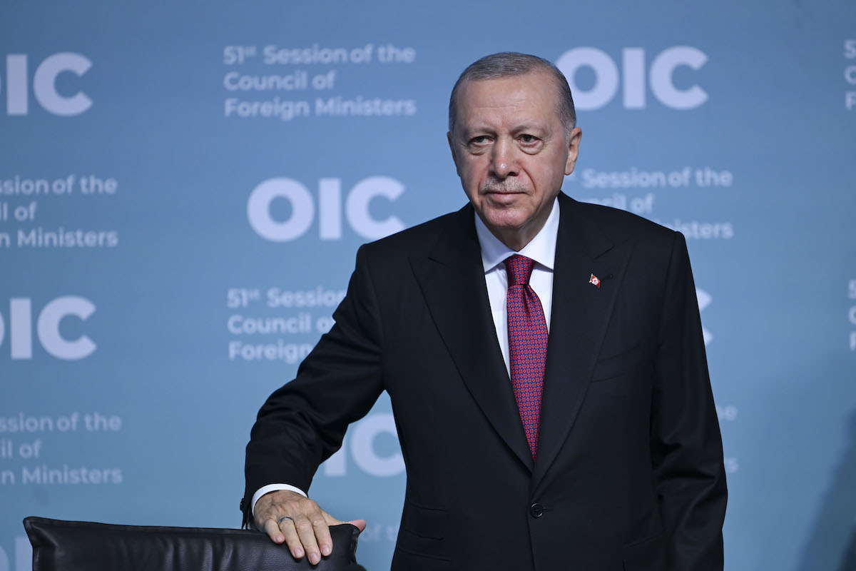 الرئيس التركي روب طيب أردوغان يلقي خطابًا خلال الاجتماع 51 لمجلس وزراء الخارجية في منظمة التعاون الإسلامي (OIC) ، الذي يتم تنظيمه تحت موضوع