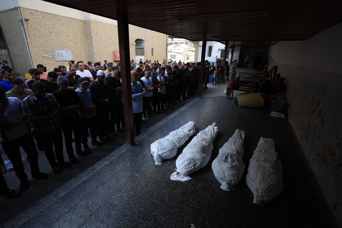 يقام حفل جنازة أمام مستشفى المعمدانيين المعمدانيين لأعضاء الأربعة من عائلة حدا الذين فقدوا حياتهم في هجوم من قبل الجيش الإسرائيلي في حي الطوفاح في مدينة غزة ، غزة في 21 يونيو 2025.