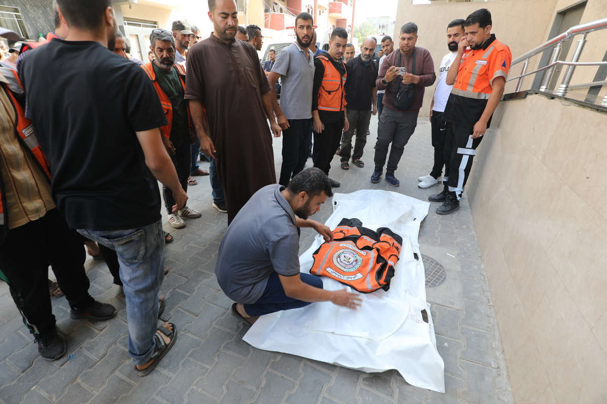 حفل جنازة عقدت لمدير الدفاع المدني محمد غوراب وزوجته التي فقدت حياتهم بعد هجوم إسرائيلي في معسكر نوسائر للاجئين في مدينة غزة ، غزة في 22 يونيو 2025 (Moiz Salhi - ANADOLU Agency)