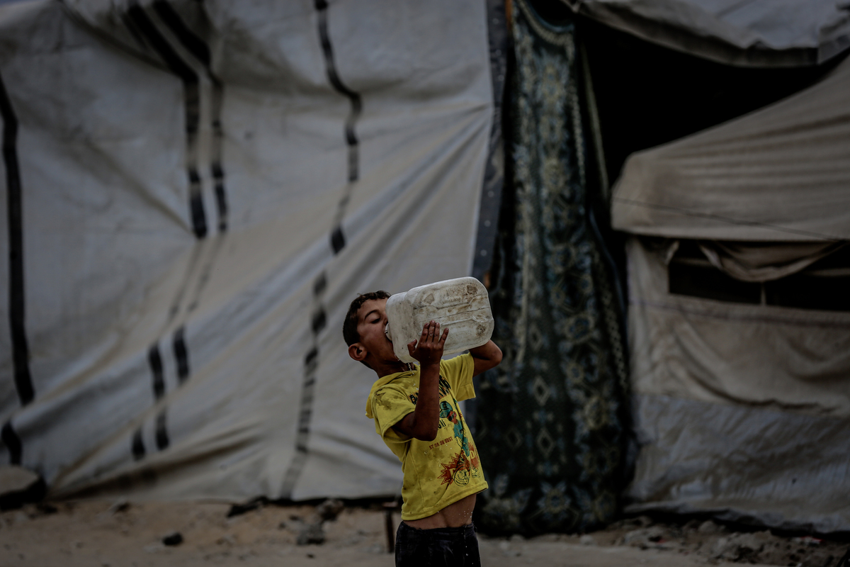 ينتظر الفلسطينيون مع jerrycans البلاستيكية لتلقي المياه من شاحنة وسط أزمة المياه بسبب الهجمات الإسرائيلية في مدينة غزة ، غزة في 22 يونيو 2025. (سعيد MMT Jaras - وكالة Anadolu)