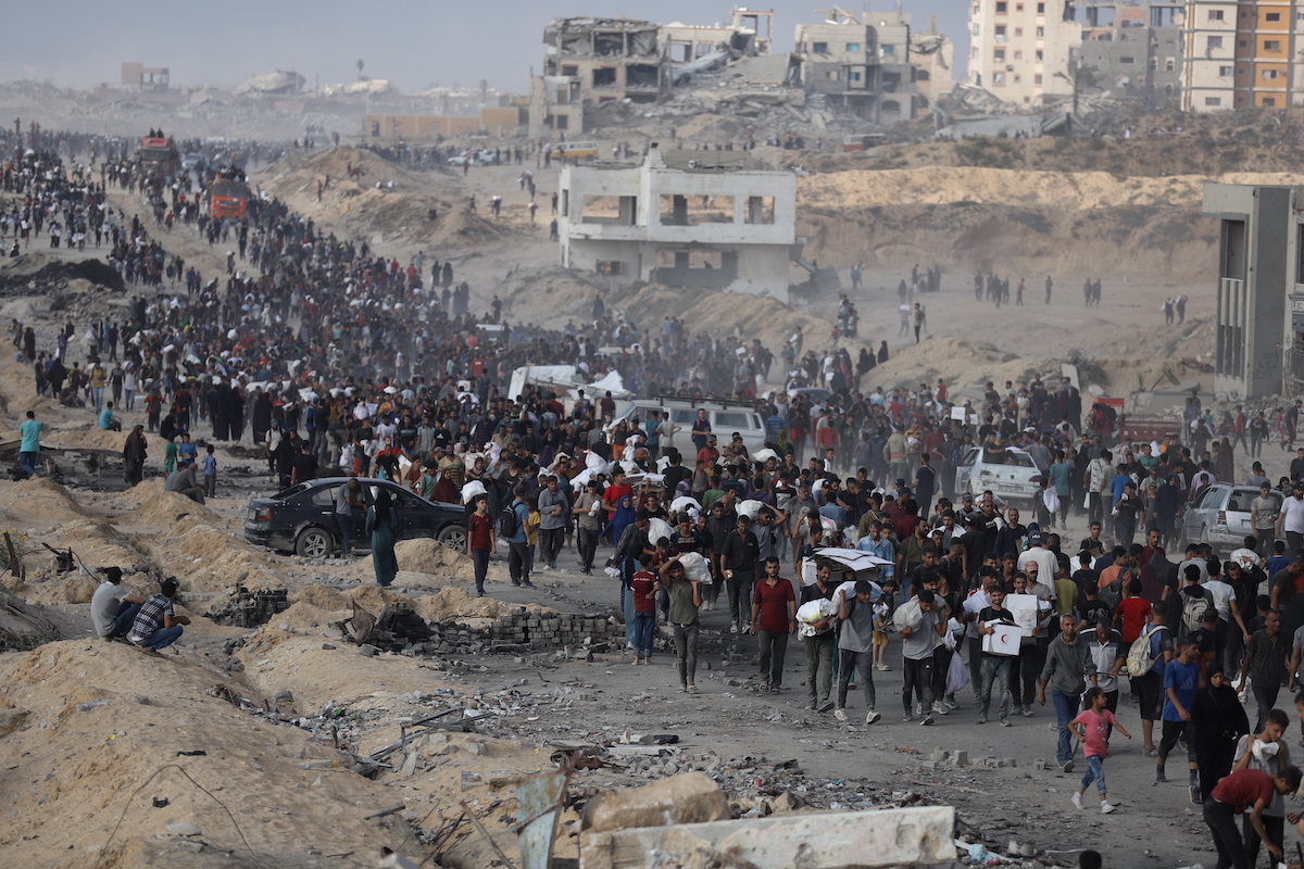 الآلاف من الفلسطينيين الذين يكافحون مع الجوع في منطقة زكيم في شمال غزة لتلقي المساعدات الإنسانية في مدينة غزة ، غزة ، في 22 يونيو 2025.