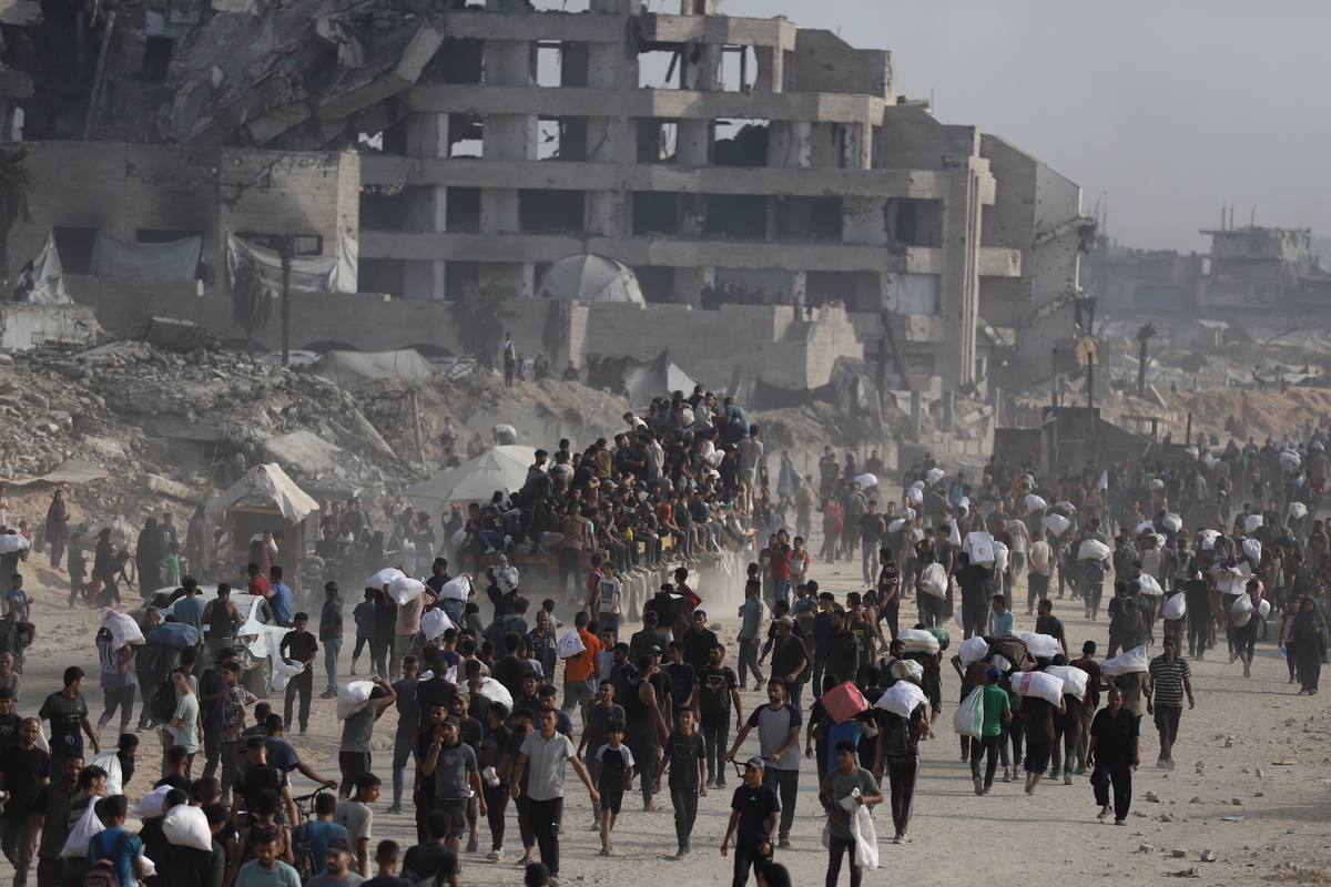الآلاف من الفلسطينيين الذين يكافحون مع الجوع في منطقة زكيم في شمال غزة لتلقي المساعدات الإنسانية في مدينة غزة ، غزة ، في 22 يونيو 2025.