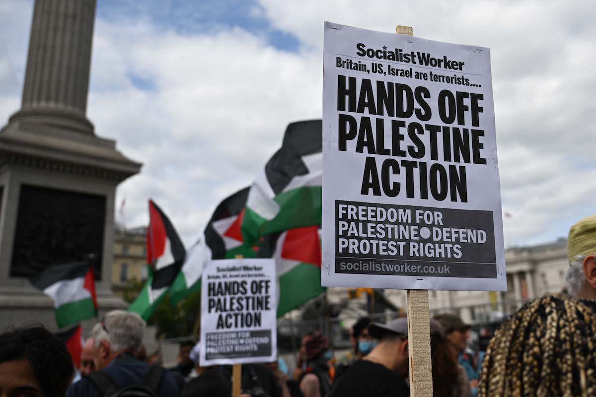 الناس ، الذين حملوا الأعلام الفلسطينية ، يحضرون المظاهرة لدعم فلسطين العمل ، الذي يواجه تهديد حظر حكومة المملكة المتحدة في ميدان الطرفار في لندن ، المملكة المتحدة في 23 يونيو 2025.