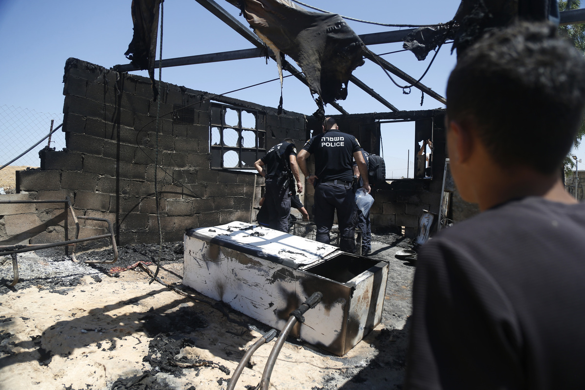 يجتمع الفلسطينيون لتفقد منازلهم المحترقة والمدمرة بعد أن أشعل المستوطنون الإسرائيليون النار في المنطقة السكنية الفلسطينية في قرية الخليل في سوسيا ، الضفة الغربية في 25 يونيو 2025 (ويسام هاشلامون - وكالة أنادولو)