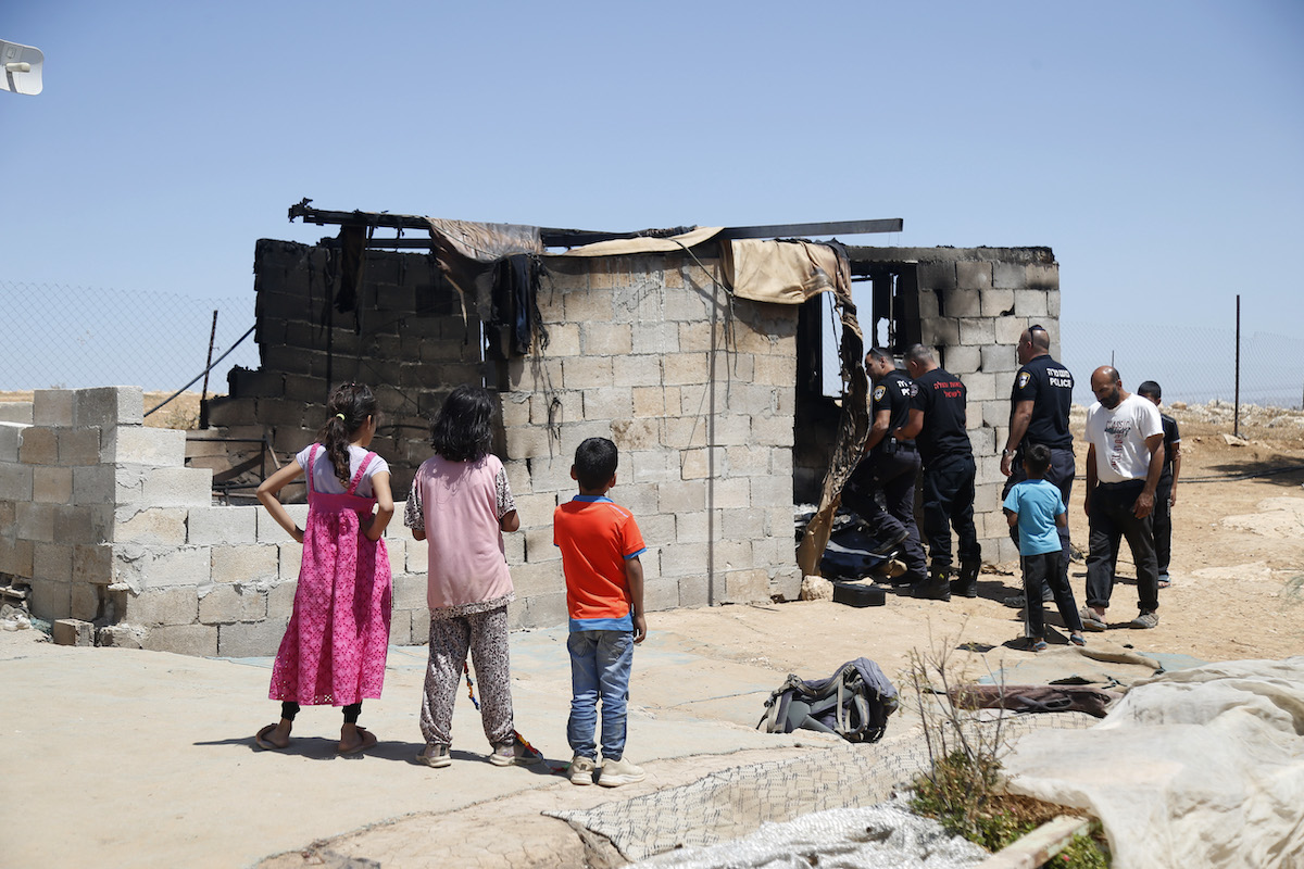 يجتمع الفلسطينيون لتفقد منازلهم المحترقة والمدمرة بعد أن أشعل المستوطنون الإسرائيليون النار في المنطقة السكنية الفلسطينية في قرية الخليل في سوسيا ، الضفة الغربية في 25 يونيو 2025 (ويسام هاشلامون - وكالة أنادولو)