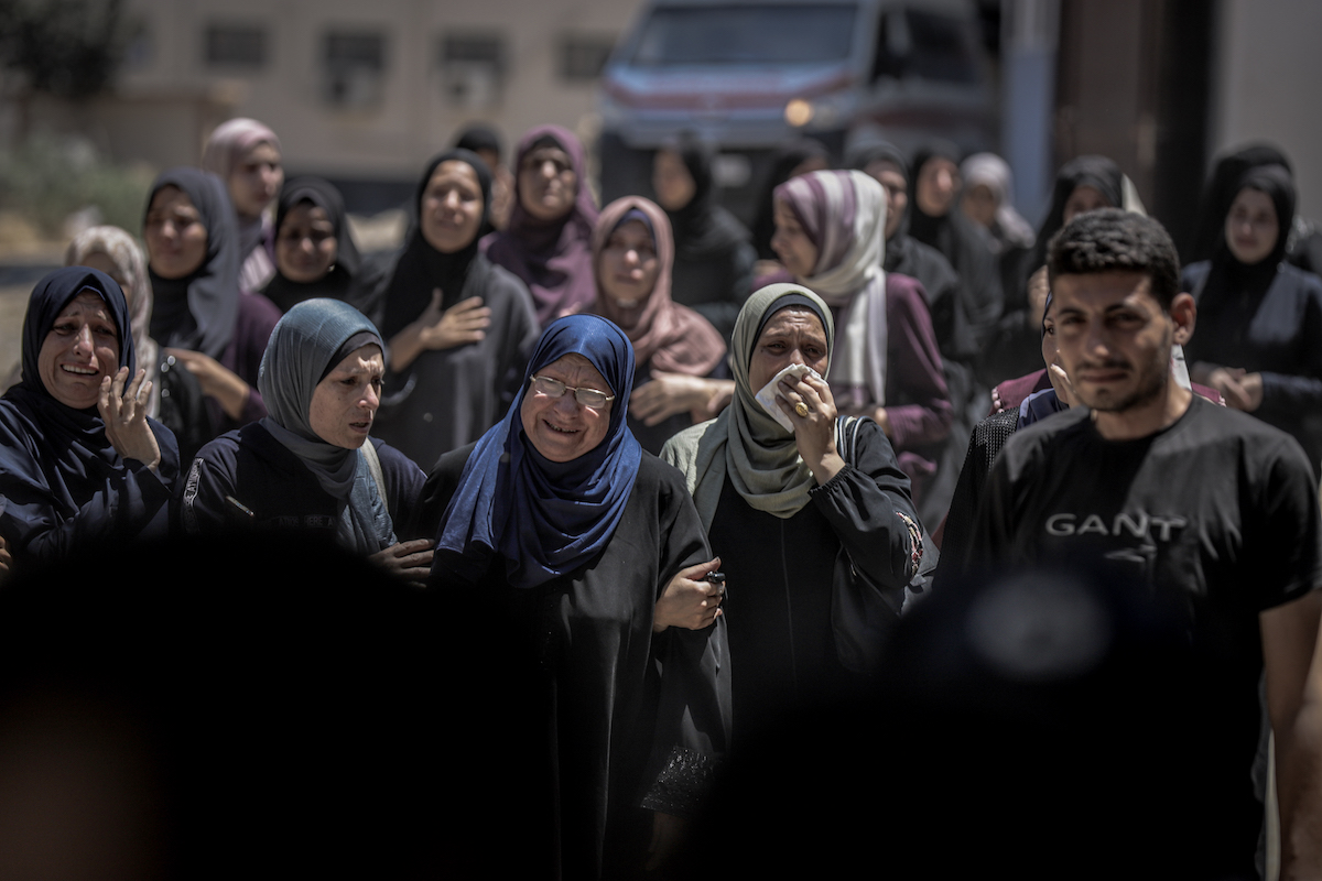 حداد الفلسطينيين على خسارة 5 أشخاص قتلوا في هجوم إسرائيلي بالقرب من سجن أنار ، بما في ذلك طفل وصحفي في نورث ريمال ، غزة في 25 يونيو 2025 (سعيد MMT Jaras - وكالة Anadolu)