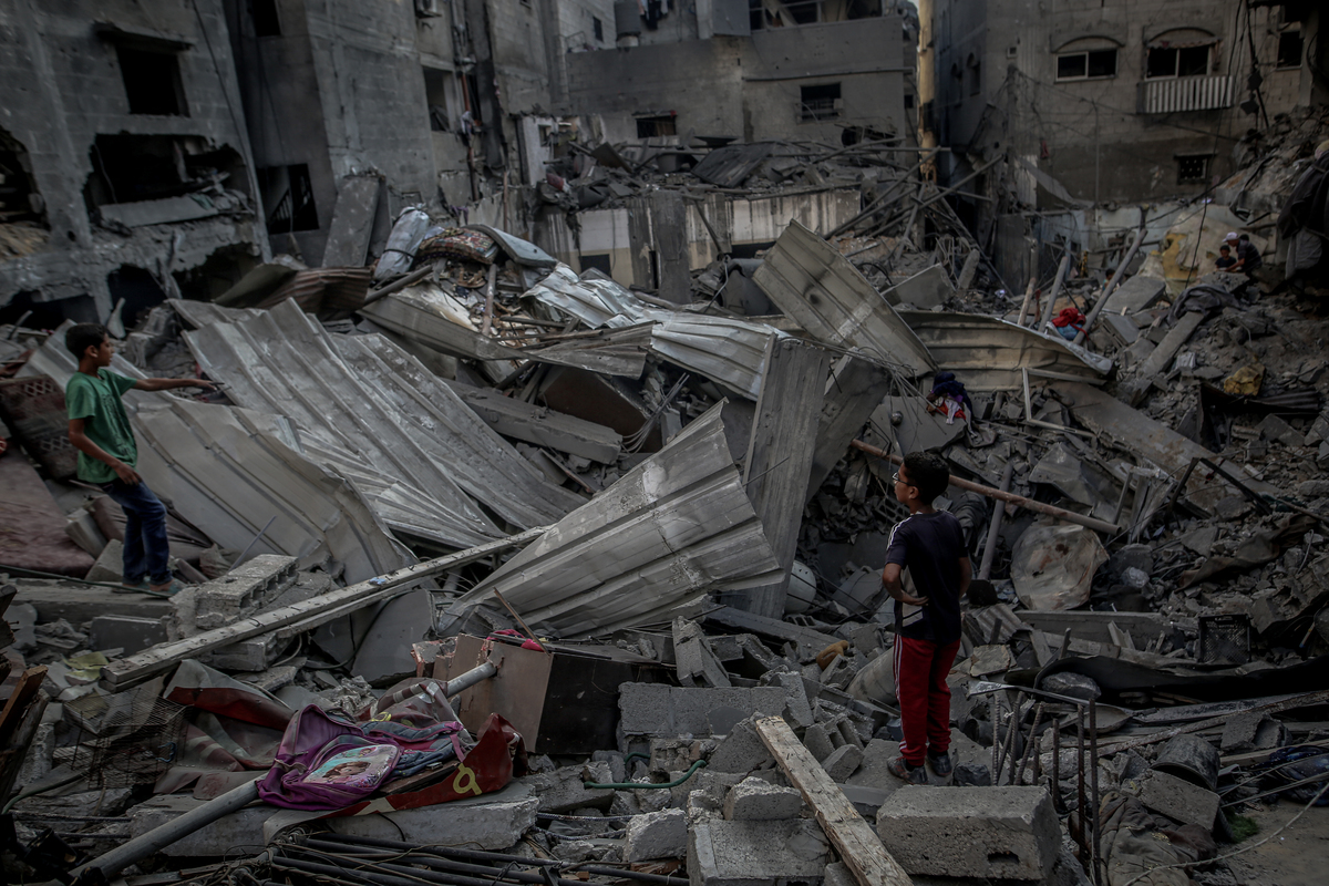 يبحث الفلسطينيون عن عناصر قابلة للاستخدام في أنقاض المباني التي تضررت بشدة والانهيار بعد هجمات إسرائيلية في معسكر اللاجئين في شاتي في مدينة غزة ، غزة في 26 يونيو 2025.