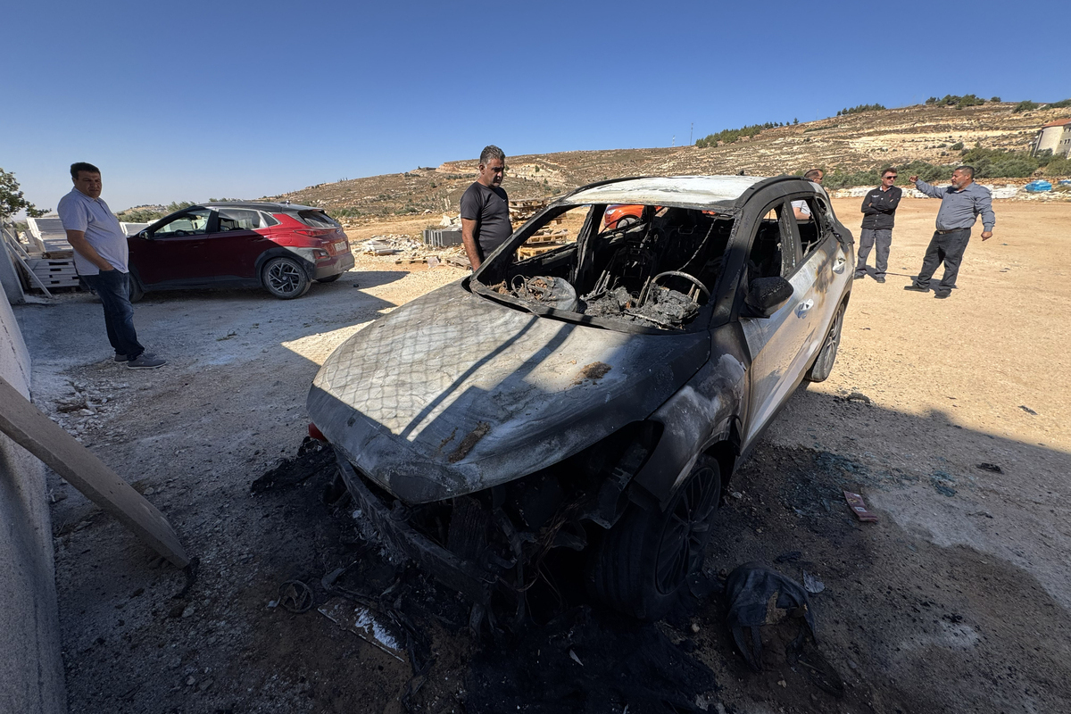 شوهدت المركبات الفلسطينية التالفة بعد أن تسبب مجموعة من الإسرائيليين في تخريب العقارات في بلدة Kafr Malik ، شرق رام الله ، الضفة الغربية ، في 26 يونيو 2025 (Hisham KK Abu Shaqra - Anadolu Agency)