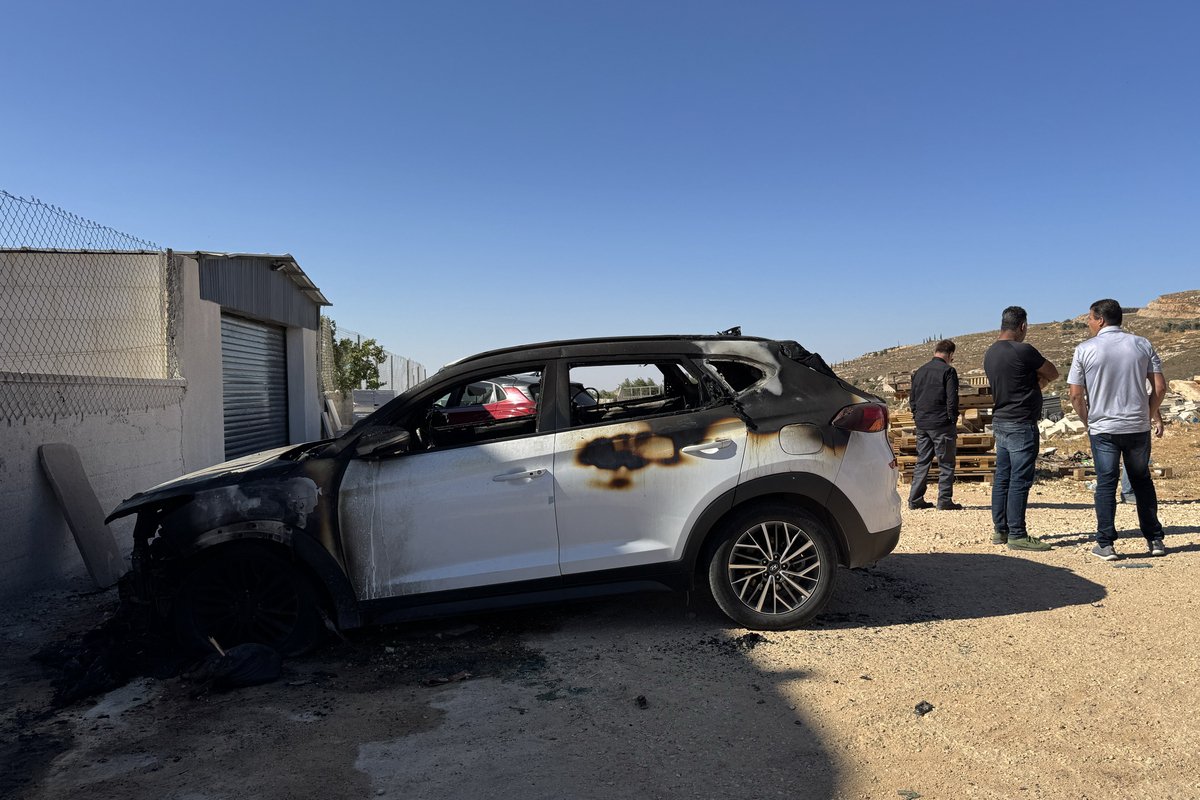 شوهدت المركبات الفلسطينية التالفة بعد أن تسبب مجموعة من الإسرائيليين في تخريب العقارات في بلدة Kafr Malik ، شرق رام الله ، الضفة الغربية ، في 26 يونيو 2025 (Hisham KK Abu Shaqra - Anadolu Agency)