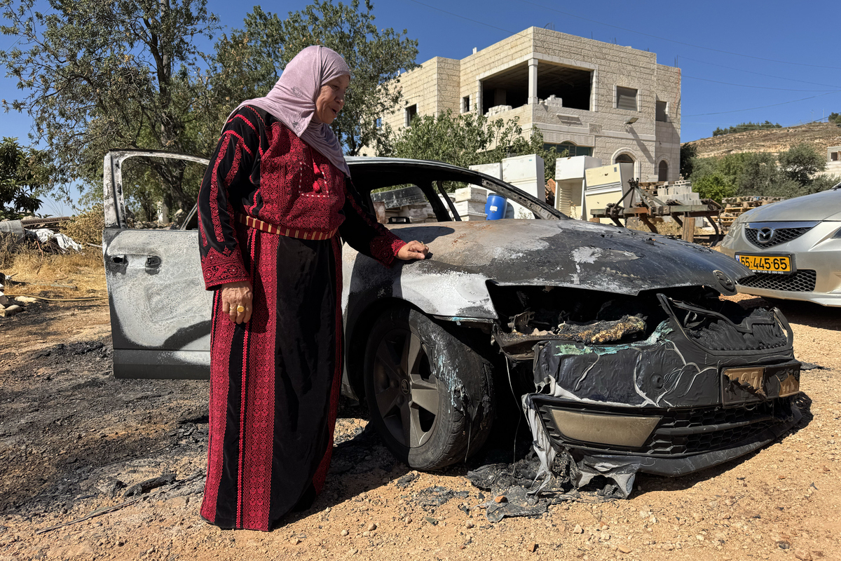 تُعتبر المنازل والمركبات الفلسطينية بعد أن تُقال إن مجموعة من الإسرائيليين قد تخمروا في بلدة كافر مالك ، شرق رام الله ، الضفة الغربية ، في 26 يونيو 2025 (Hisham KK Abu Shaqra - وكالة Anadolu)