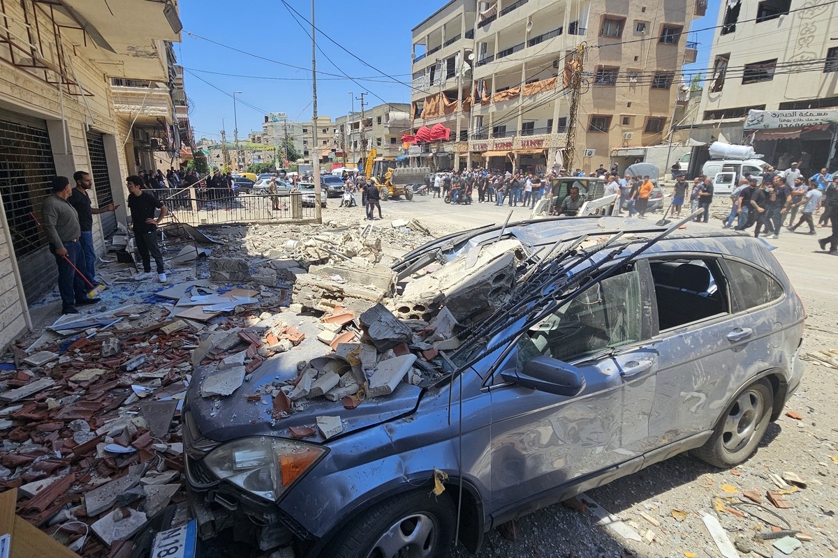 منظر للمشهد حيث نفذت الطائرات الحربية الإسرائيلية غارة جوية على مبنى سكني في مدينة ناباتيه الجنوبية اللبنانية ، مما أدى إلى مقتل امرأة واحدة ، وفقًا للتقارير الأولية ، في 27 يونيو 2025. (محمد زاناتي - وكالة أندمولو)