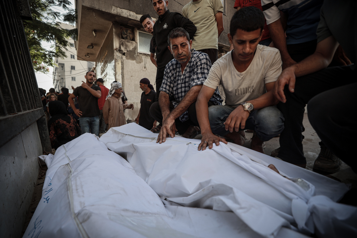 تقام جنازة جماعية خارج مستشفى الشيفا للفلسطينيين ، بمن فيهم الأطفال ، الذين فقدوا حياتهم في غارات جوية إسرائيلية متعددة في مدينة غزة ، غزة ، في 28 يونيو 2025 (عبدكيم أبو ريش - وكالة Anadolu)