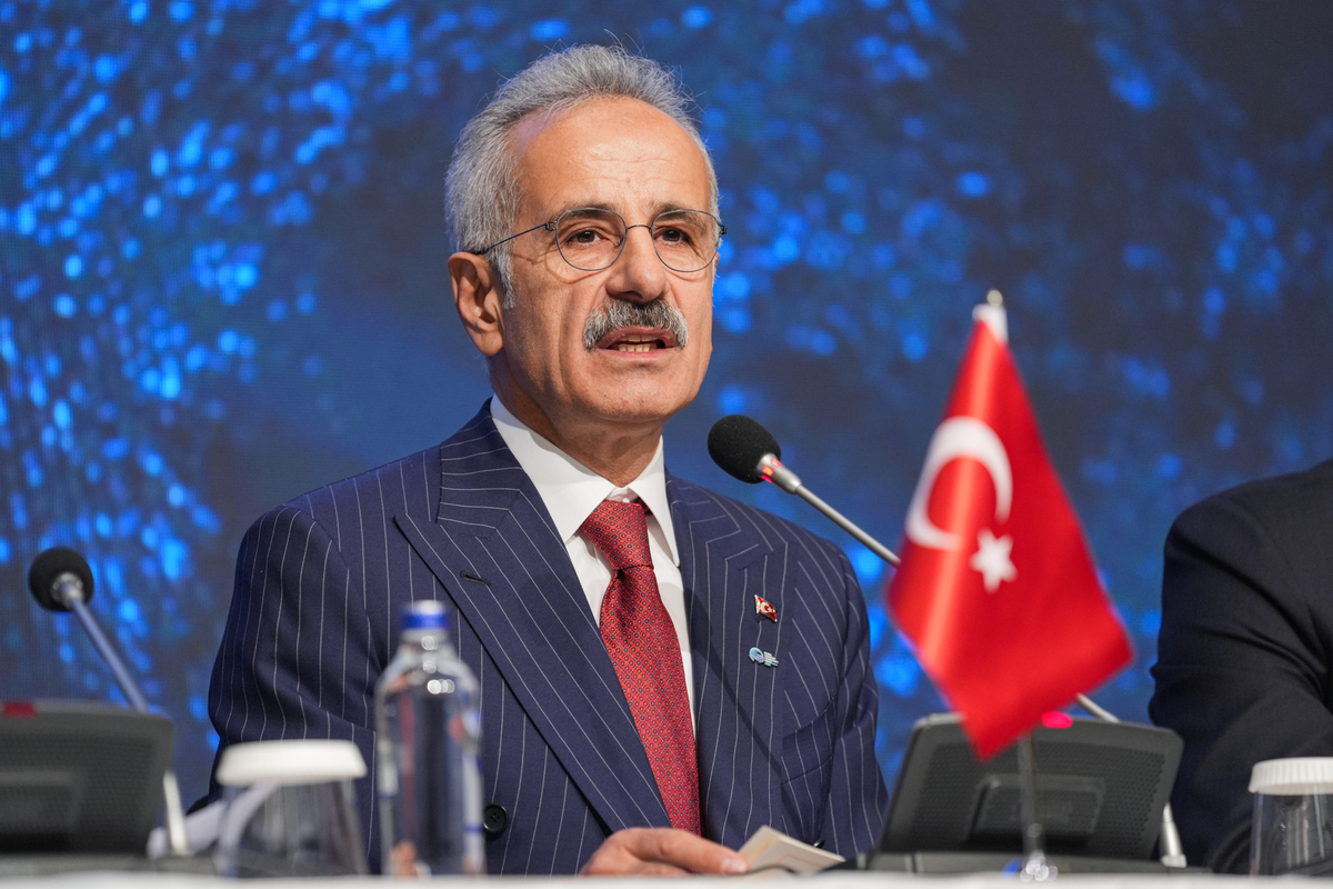 وزير النقل والبنية التحتية التركية ، عبد القادري أورالوغلو ، يلقي خطابًا خلال اللوحة داخل منتدى اتصال النقل العالمي في إسطنبول ، تركي في 28 يونيو 2025 (Cemal Yurttaş - Anadolu Agency)