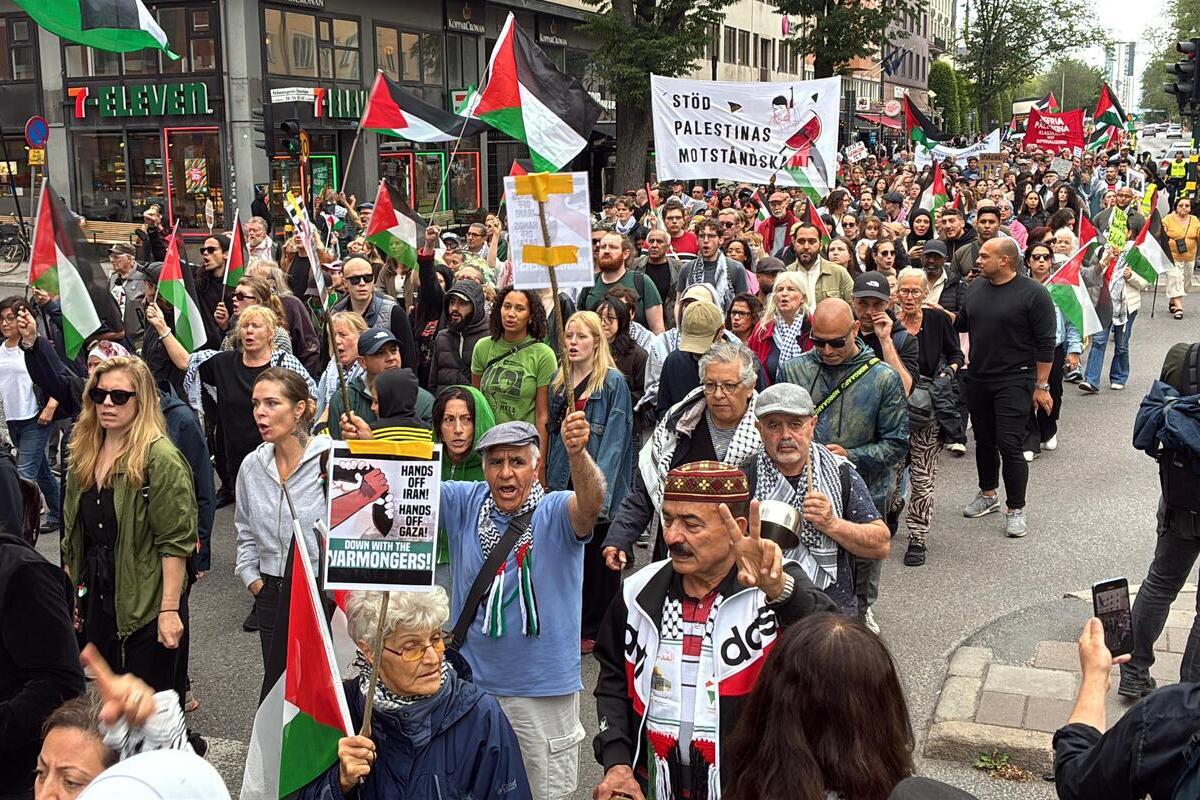 يتجمع الأشخاص الذين يحملون العلم واللافتات الفلسطينية لتنظيم مظاهرة مؤيدة للفلسطينيين تحتج على الهجمات الإسرائيلية على غزة ، ويدعون إلى وقف إطلاق النار في ستوكهولم ، السويد في 28 يونيو 2025.
