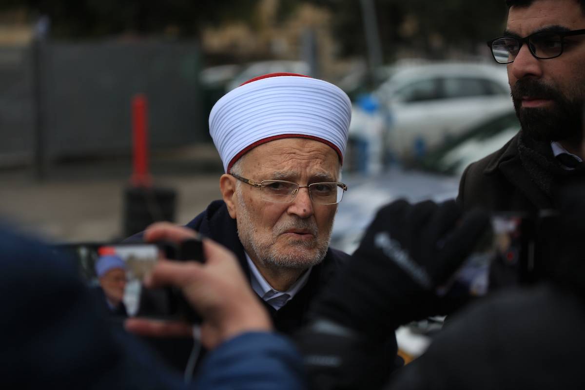 الشيخ إيكريما سعيد سابري ، المفتي الكبير السابق في القدس والأراضي الفلسطينية يمشي خارج مركز شرطة إسرائيلي بعد استدعاؤه للاستجواب ، في القدس في 2 يناير 2023 (سعيد QQ/Nurphoto عبر صور Getty)